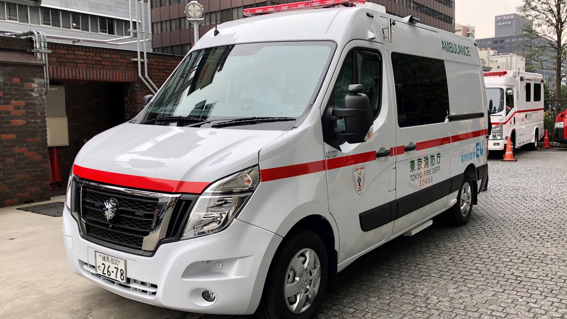 Nissan NV400 EV ambulance exterior