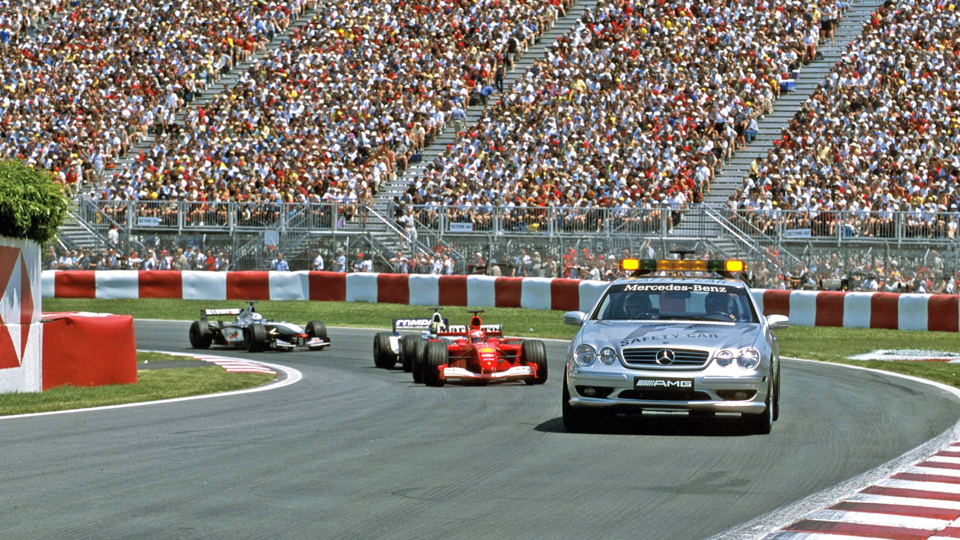 Das Vorbild vom Mercedes-Benz CL 55 AMG (C 215) als Official F1™ Safety Car wird das Sondermodell „F1 Limited Edition“ inspiriert. Foto vom Großen Preis von Kanada, 10. Juni 2001. The special "F1 Limited Edition" model was inspired by the Mercedes-Benz CL 55 AMG (C 215) as the Official F1™ Safety Car. Photo taken at the Canadian Grand Prix, 10 June 2001.
