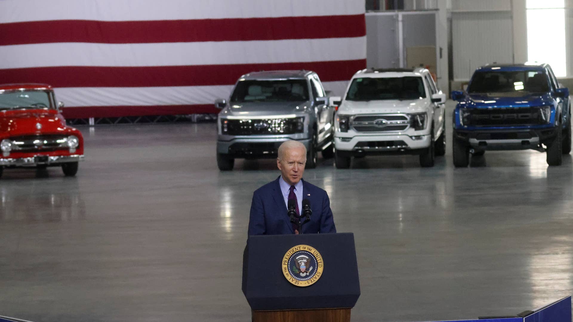 U.S. President Joe Biden delivers remarks after touring Ford Rouge Electric Vehicle Center in Dearborn, Michigan, U.S., May 18, 2021.  REUTERS/Leah Millis - RC2BIN9BYKJP