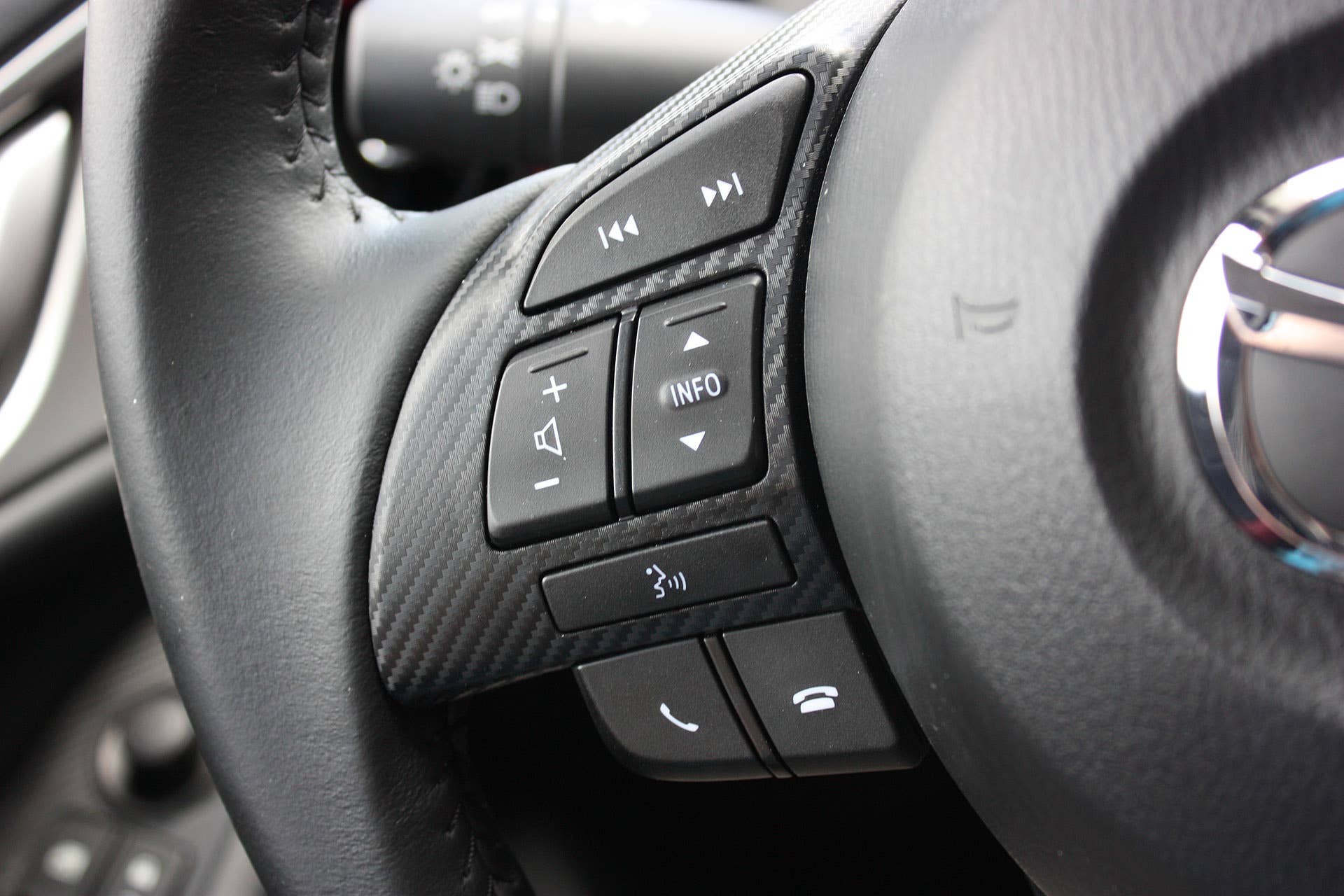 2016 Mazda CX-3 steering wheel controls