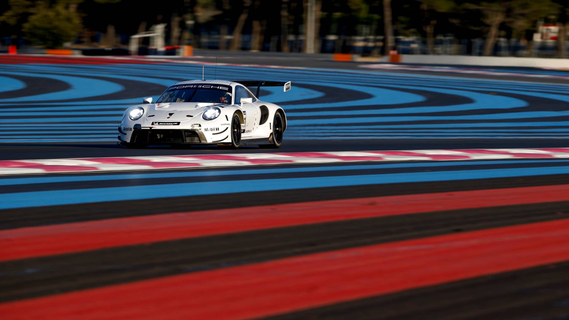 33 hours test of the new Porsche 911 RSR in Le Castellet