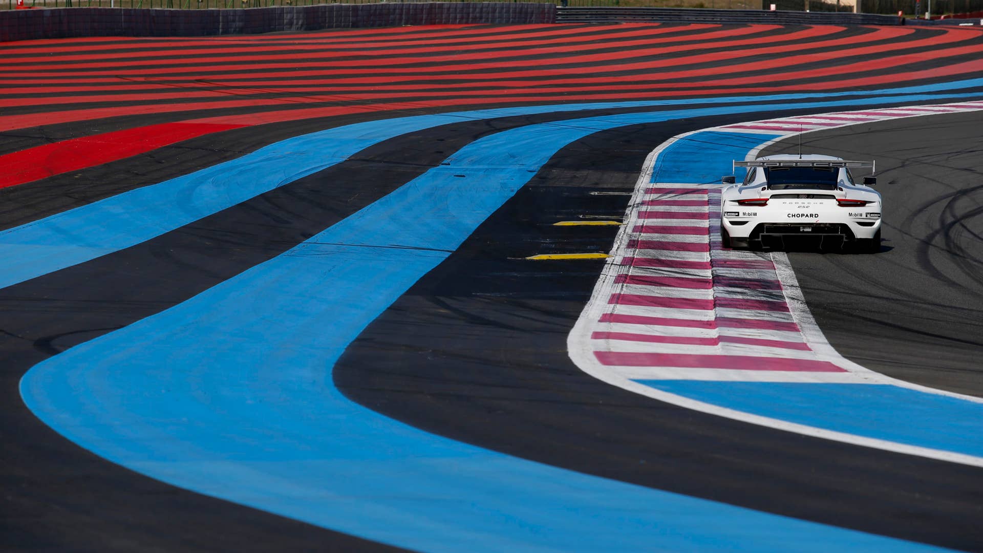 33 hours test of the new Porsche 911 RSR in Le Castellet