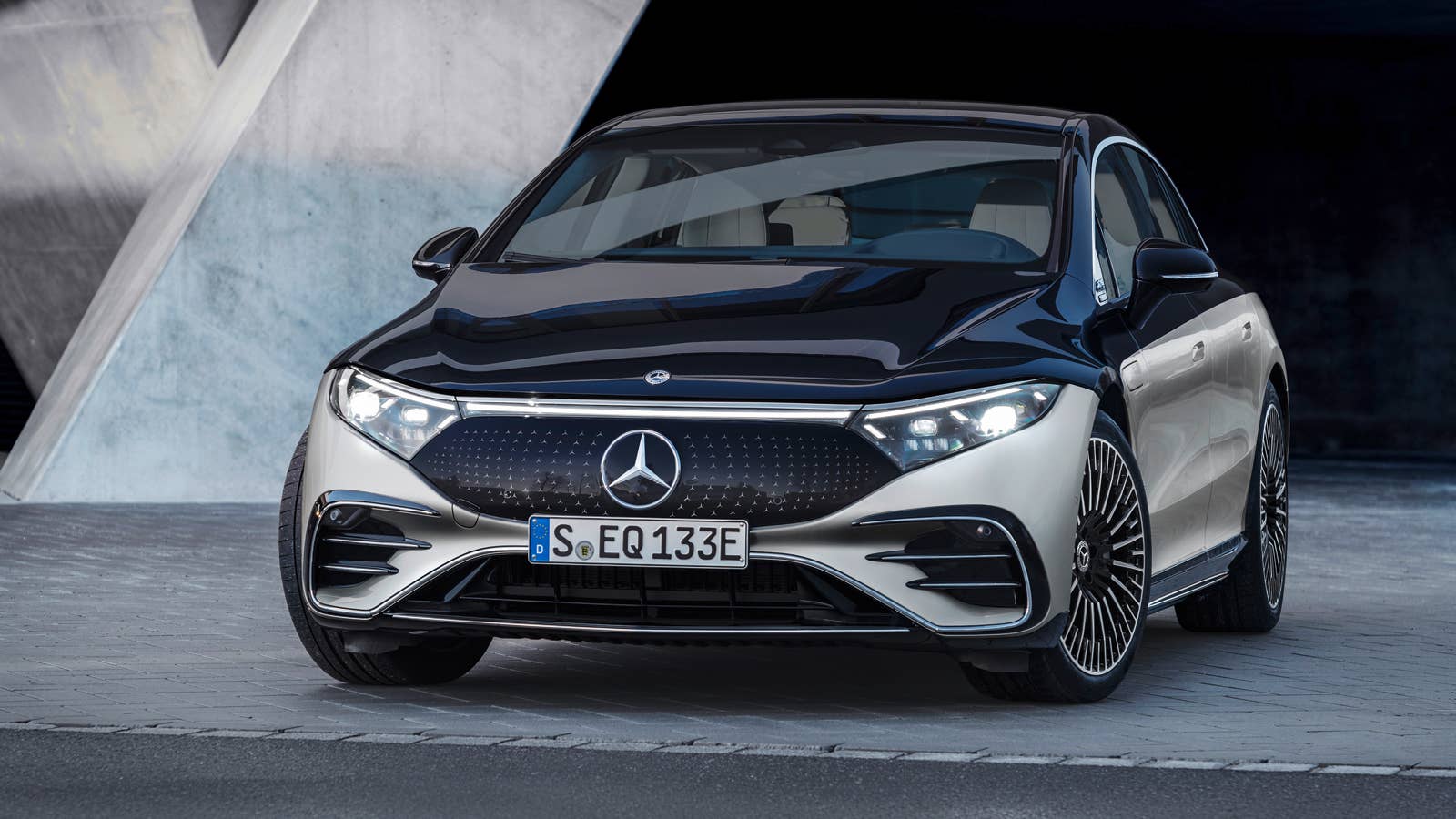 Mercedes-EQ, EQS 580 4MATIC, Exterieur, Farbe: hightechsilber/obsidianschwarz, AMG-Line, Edition 1;( Stromverbrauch kombiniert: 20,0-16,9 kWh/100 km; CO2-Emissionen kombiniert: 0 g/km) // Mercedes-EQ, EQS 580 4MATIC, Exterior, colour: high-tech silver/obsidian black, AMG-Line, Edition 1; (combined electrical consumption: 20.0-16.9 kWh/100 km; combined CO2 emissions: 0 g/km)
