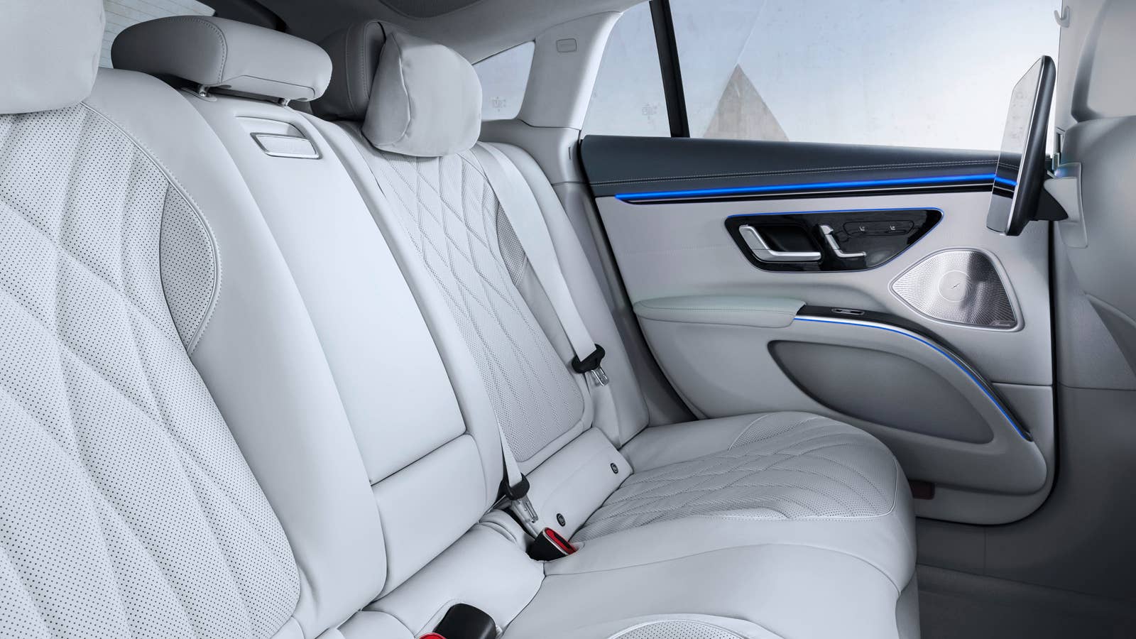 Mercedes-EQ, EQS 580 4MATIC, Interieur, Nevagrau/ Iridescentblau, AMG-Line, Edition 1; ;( Stromverbrauch kombiniert: 20,0-16,9 kWh/100 km; CO2-Emissionen kombiniert: 0 g/km) // Mercedes-EQ, EQS 580 4MATIC, Interior, neva gray/ iridescent blue, AMG-Line, Edition 1; (combined electrical consumption: 20.0-16.9 kWh/100 km; combined CO2 emissions: 0 g/km)