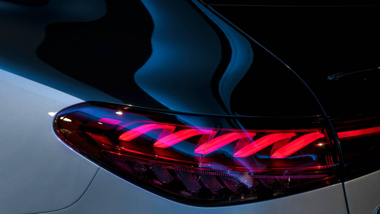 Mercedes-EQ, EQS 580 4MATIC, Exterieur, Farbe: hightechsilber/obsidianschwarz, AMG-Line, Edition 1;( Stromverbrauch kombiniert: 20,0-16,9 kWh/100 km; CO2-Emissionen kombiniert: 0 g/km) // Mercedes-EQ, EQS 580 4MATIC, Exterior, colour: high-tech silver/obsidian black, AMG-Line, Edition 1; (combined electrical consumption: 20.0-16.9 kWh/100 km; combined CO2 emissions: 0 g/km)