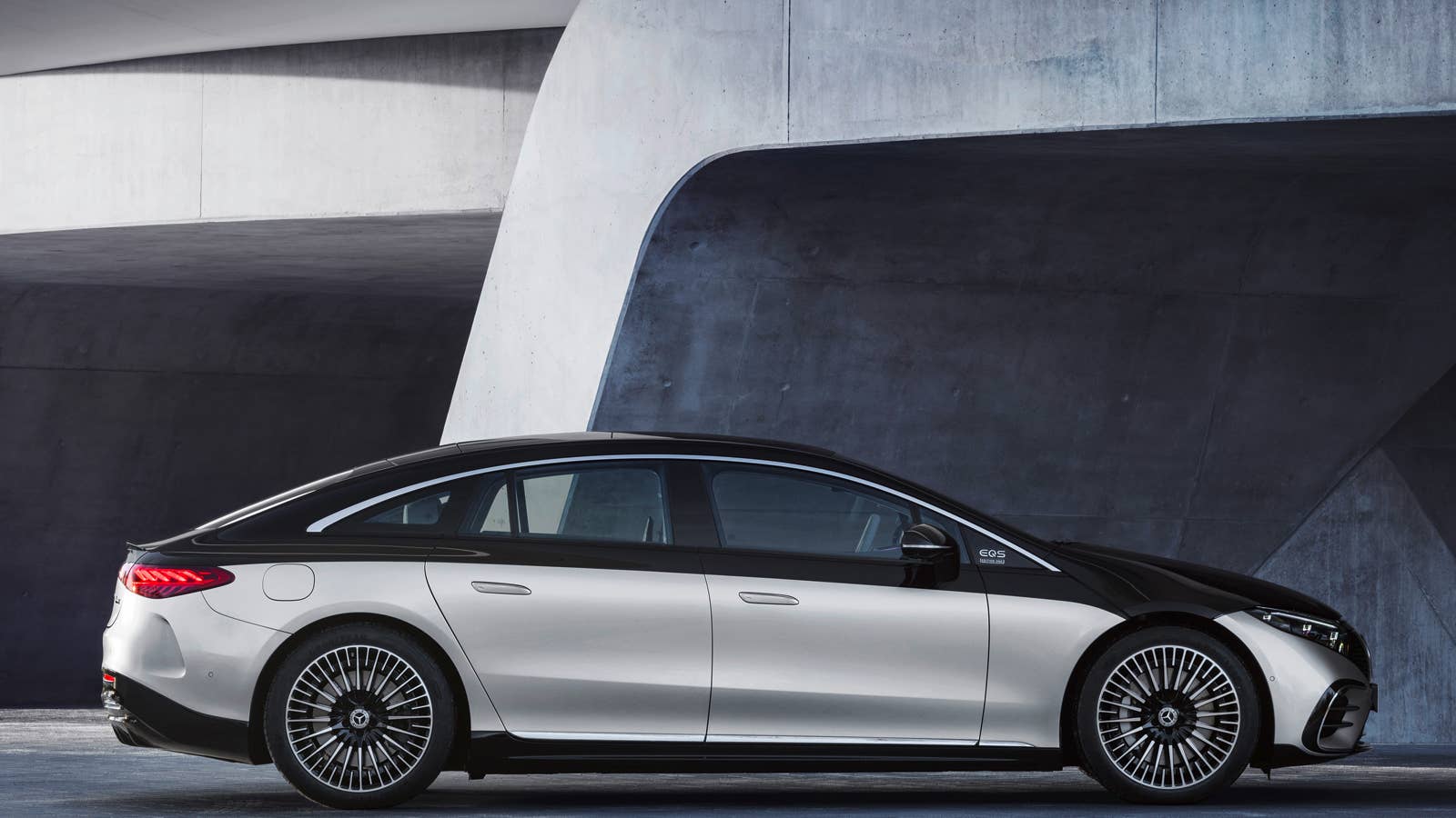 Mercedes-EQ, EQS 580 4MATIC, Exterieur, Farbe: hightechsilber/obsidianschwarz, AMG-Line, Edition 1;( Stromverbrauch kombiniert: 20,0-16,9 kWh/100 km; CO2-Emissionen kombiniert: 0 g/km) // Mercedes-EQ, EQS 580 4MATIC, Exterior, colour: high-tech silver/obsidian black, AMG-Line, Edition 1; (combined electrical consumption: 20.0-16.9 kWh/100 km; combined CO2 emissions: 0 g/km)