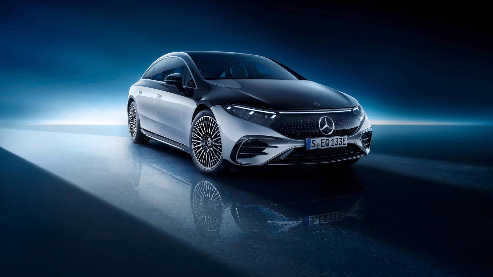 Mercedes-EQ, EQS 580 4MATIC, Exterieur, Farbe: hightechsilber/obsidianschwarz, AMG-Line, Edition 1;( Stromverbrauch kombiniert: 20,0-16,9 kWh/100 km; CO2-Emissionen kombiniert: 0 g/km) // Mercedes-EQ, EQS 580 4MATIC, Exterior, colour: high-tech silver/obsidian black, AMG-Line, Edition 1; (combined electrical consumption: 20.0-16.9 kWh/100 km; combined CO2 emissions: 0 g/km)