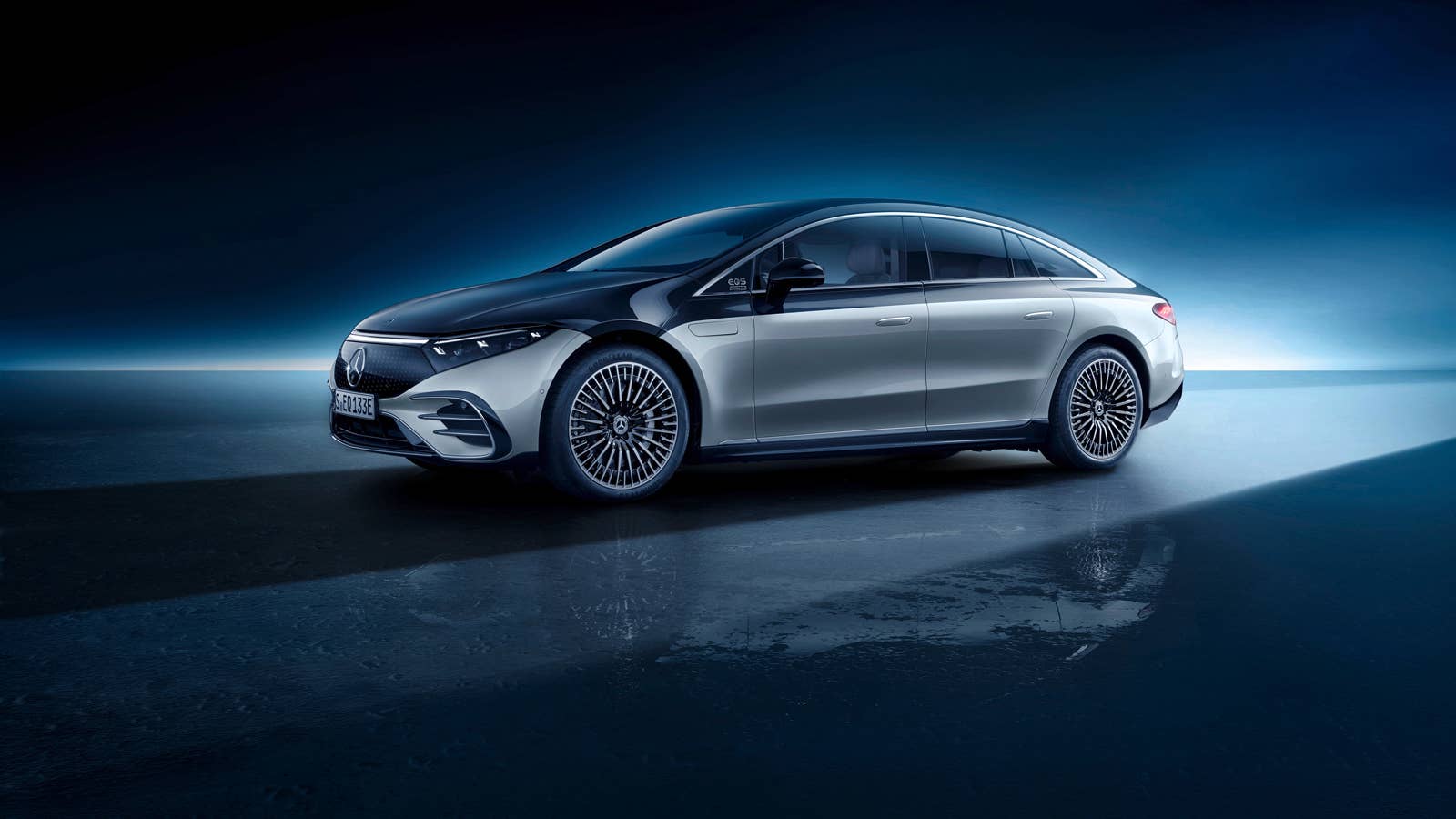 Mercedes-EQ, EQS 580 4MATIC, Exterieur, Farbe: hightechsilber/obsidianschwarz, AMG-Line, Edition 1;( Stromverbrauch kombiniert: 20,0-16,9 kWh/100 km; CO2-Emissionen kombiniert: 0 g/km) // Mercedes-EQ, EQS 580 4MATIC, Exterior, colour: high-tech silver/obsidian black, AMG-Line, Edition 1; (combined electrical consumption: 20.0-16.9 kWh/100 km; combined CO2 emissions: 0 g/km)