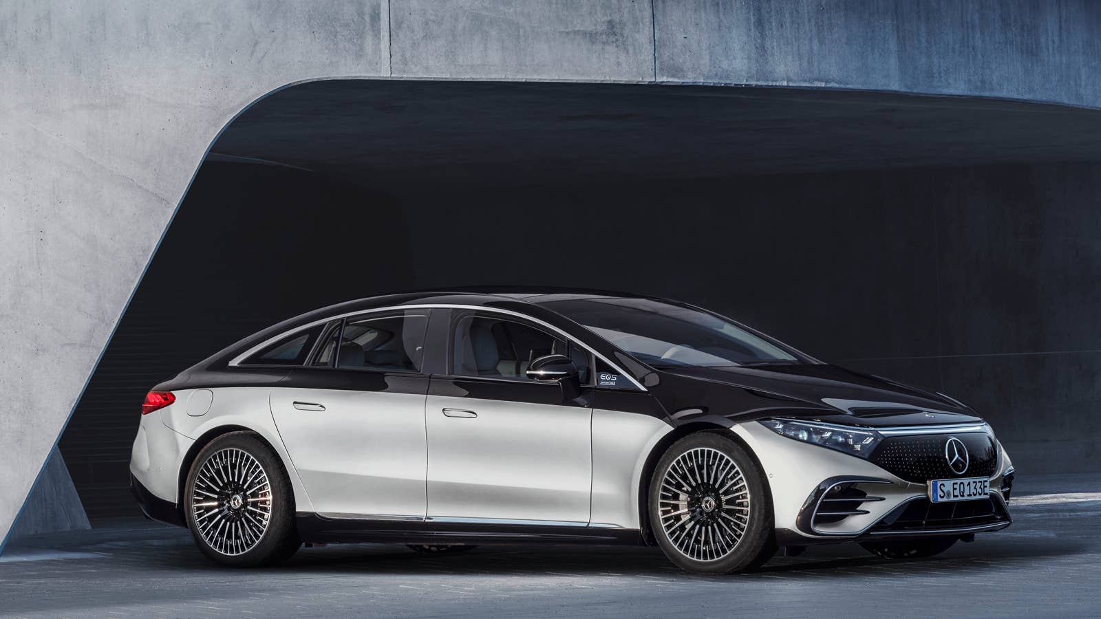 Mercedes-EQ, EQS 580 4MATIC, Exterieur, Farbe: hightechsilber/obsidianschwarz, AMG-Line, Edition 1;( Stromverbrauch kombiniert: 20,0-16,9 kWh/100 km; CO2-Emissionen kombiniert: 0 g/km) // Mercedes-EQ, EQS 580 4MATIC, Exterior, colour: high-tech silver/obsidian black, AMG-Line, Edition 1; (combined electrical consumption: 20.0-16.9 kWh/100 km; combined CO2 emissions: 0 g/km)