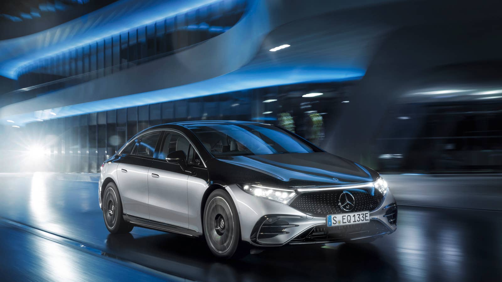 Mercedes-EQ, EQS 580 4MATIC, Exterieur, Farbe: hightechsilber/obsidianschwarz, AMG-Line, Edition 1;( Stromverbrauch kombiniert: 20,0-16,9 kWh/100 km; CO2-Emissionen kombiniert: 0 g/km) // Mercedes-EQ, EQS 580 4MATIC, Exterior, colour: high-tech silver/obsidian black, AMG-Line, Edition 1; (combined electrical consumption: 20.0-16.9 kWh/100 km; combined CO2 emissions: 0 g/km)