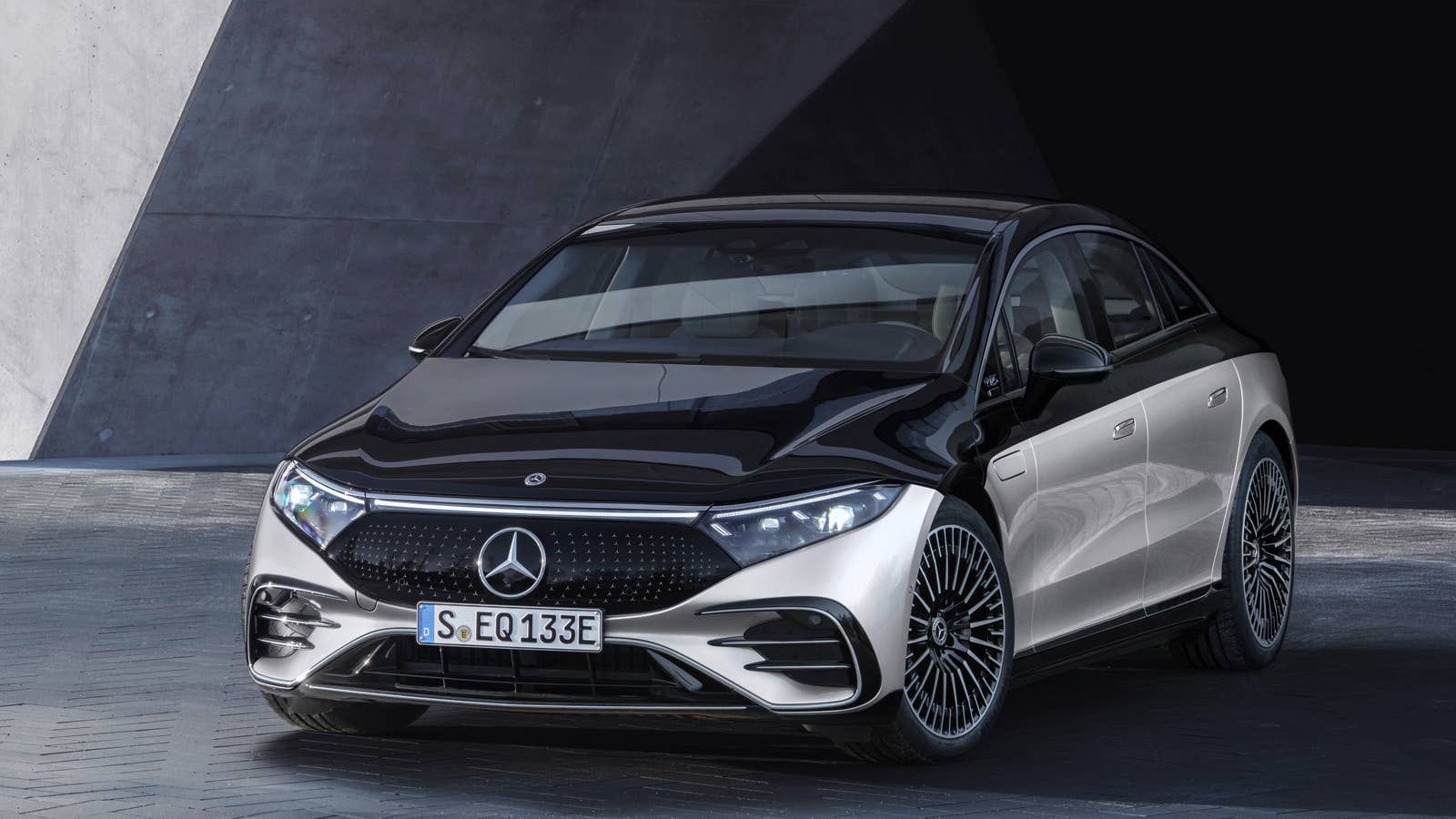Mercedes-EQ, EQS 580 4MATIC, Exterieur, Farbe: hightechsilber/obsidianschwarz, AMG-Line, Edition 1;( Stromverbrauch kombiniert: 20,0-16,9 kWh/100 km; CO2-Emissionen kombiniert: 0 g/km) // Mercedes-EQ, EQS 580 4MATIC, Exterior, colour: high-tech silver/obsidian black, AMG-Line, Edition 1; (combined electrical consumption: 20.0-16.9 kWh/100 km; combined CO2 emissions: 0 g/km)