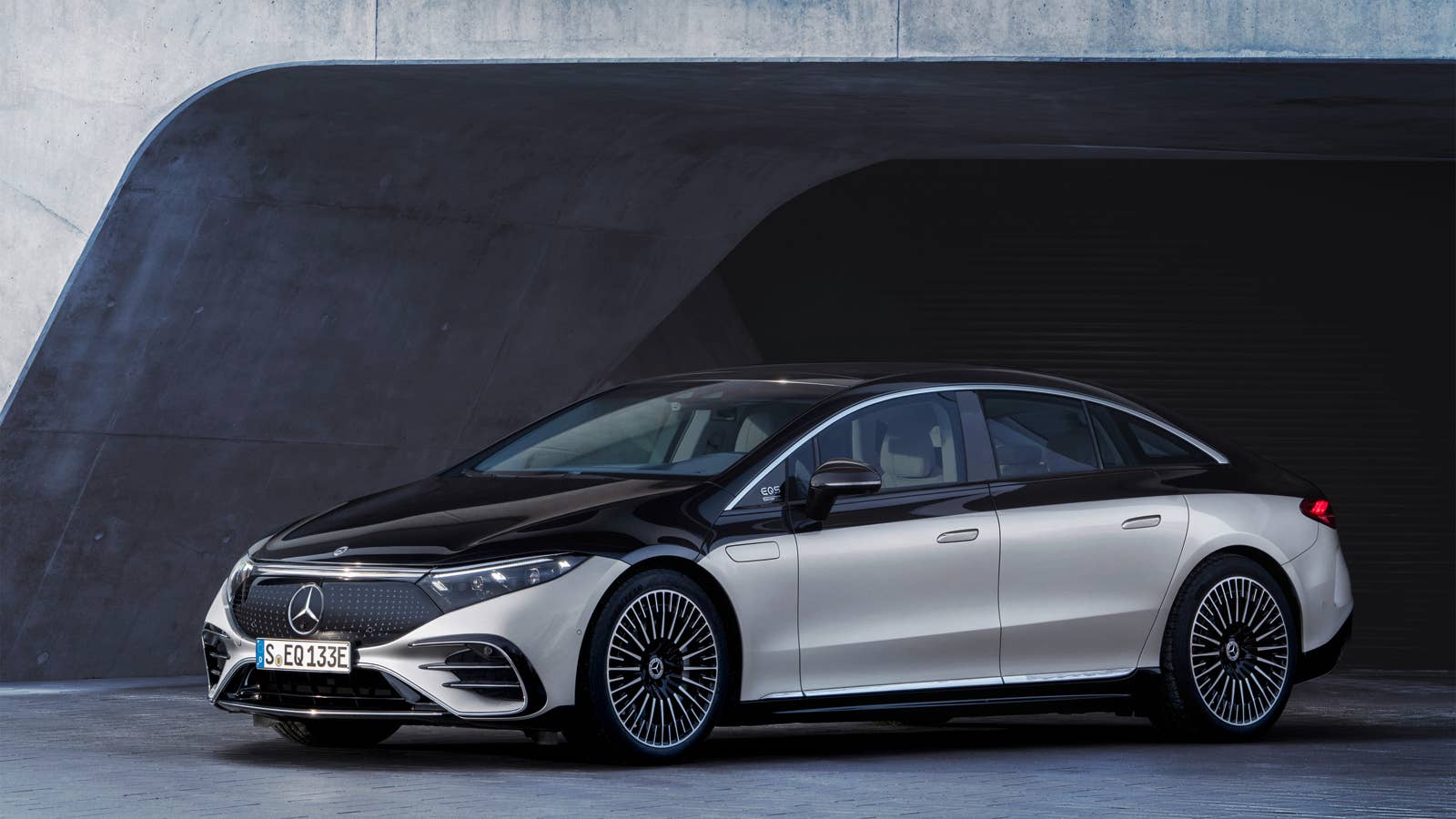 Mercedes-EQ, EQS 580 4MATIC, Exterieur, Farbe: hightechsilber/obsidianschwarz, AMG-Line, Edition 1;( Stromverbrauch kombiniert: 20,0-16,9 kWh/100 km; CO2-Emissionen kombiniert: 0 g/km) // Mercedes-EQ, EQS 580 4MATIC, Exterior, colour: high-tech silver/obsidian black, AMG-Line, Edition 1; (combined electrical consumption: 20.0-16.9 kWh/100 km; combined CO2 emissions: 0 g/km)
