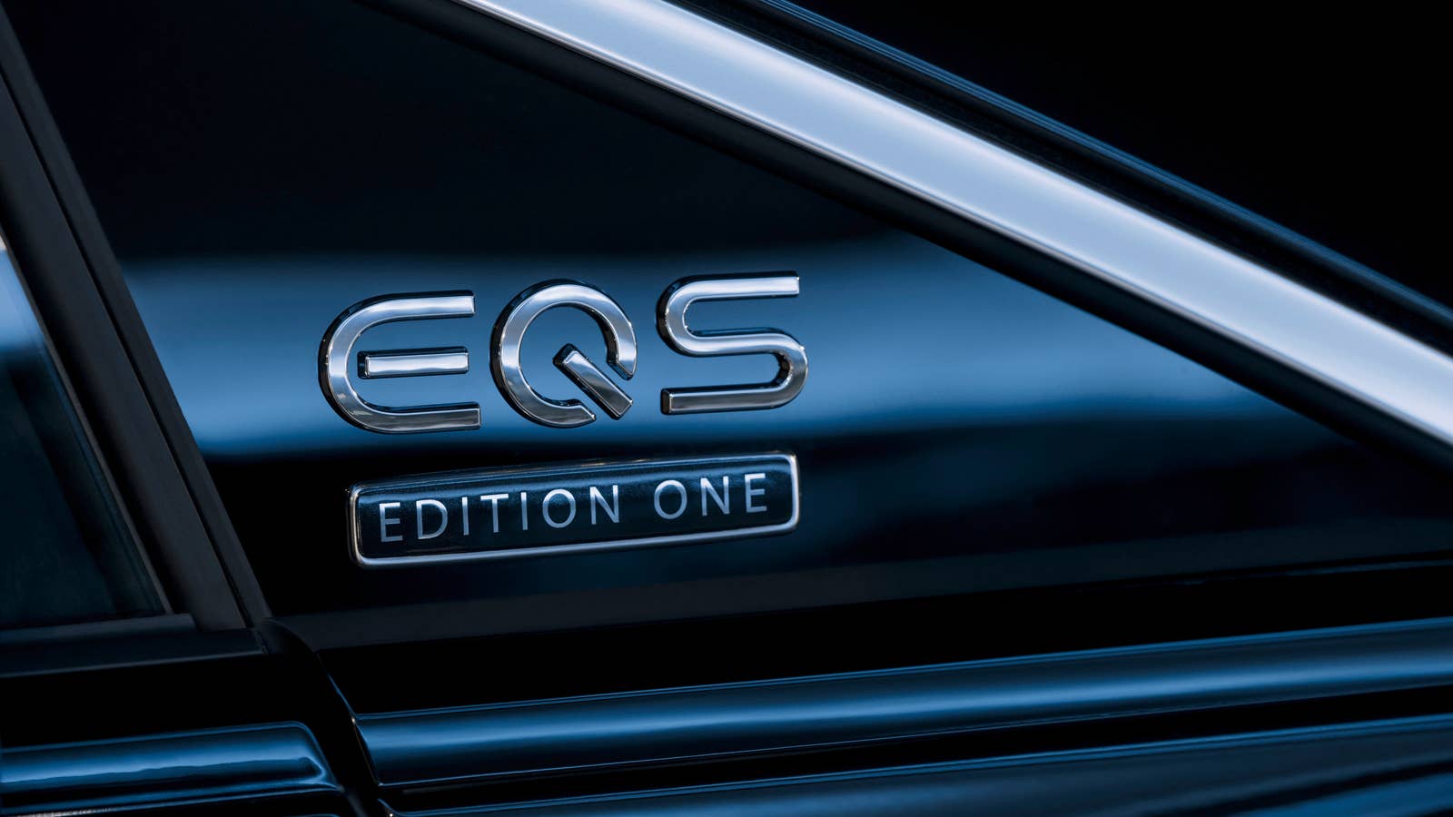 Mercedes-EQ, EQS 580 4MATIC, Exterieur, Farbe: hightechsilber/obsidianschwarz, AMG-Line, Edition 1;( Stromverbrauch kombiniert: 20,0-16,9 kWh/100 km; CO2-Emissionen kombiniert: 0 g/km) // Mercedes-EQ, EQS 580 4MATIC, Exterior, colour: high-tech silver/obsidian black, AMG-Line, Edition 1; (combined electrical consumption: 20.0-16.9 kWh/100 km; combined CO2 emissions: 0 g/km)