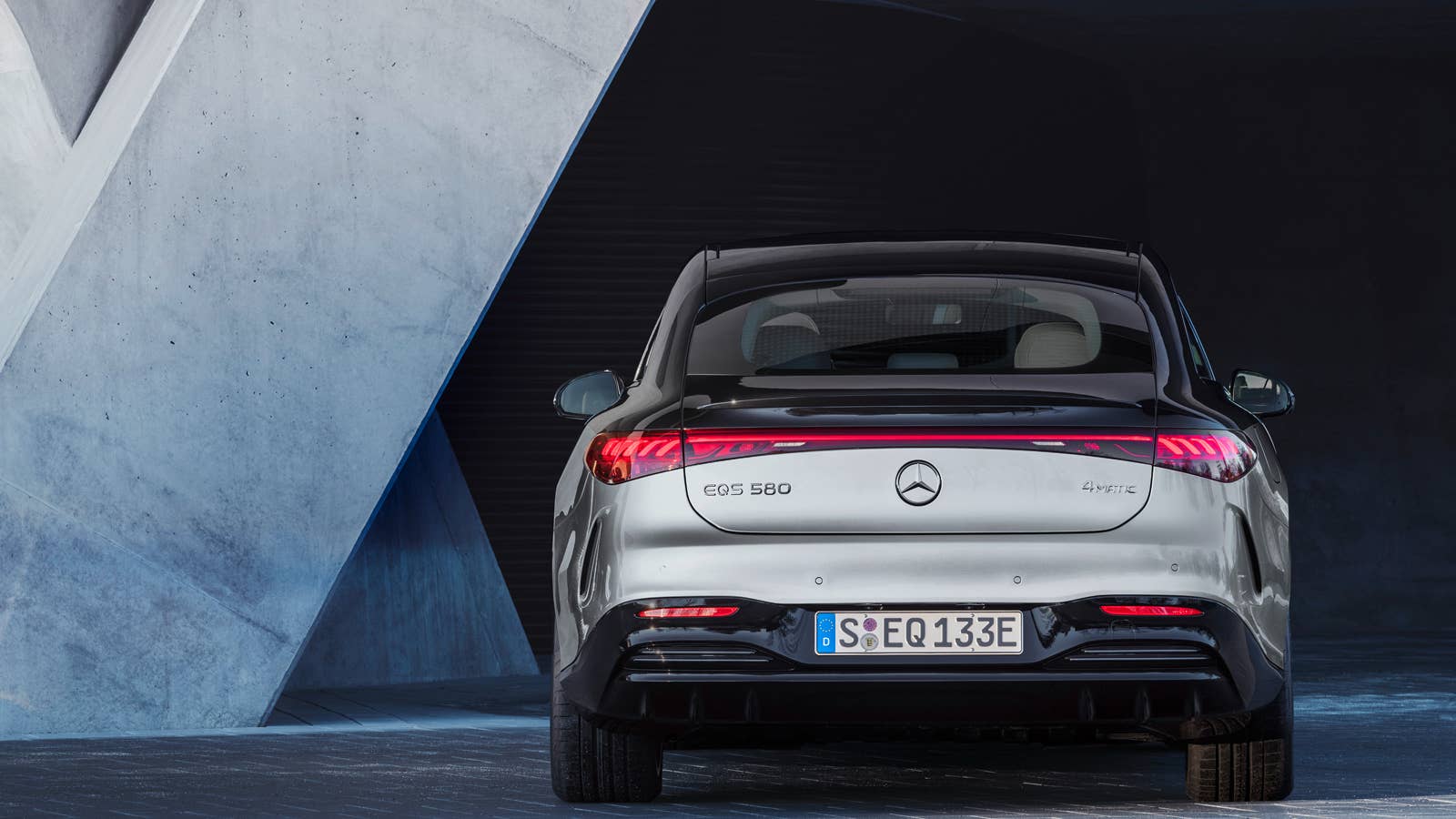 Mercedes-EQ, EQS 580 4MATIC, Exterieur, Farbe: hightechsilber/obsidianschwarz, AMG-Line, Edition 1;( Stromverbrauch kombiniert: 20,0-16,9 kWh/100 km; CO2-Emissionen kombiniert: 0 g/km) // Mercedes-EQ, EQS 580 4MATIC, Exterior, colour: high-tech silver/obsidian black, AMG-Line, Edition 1; (combined electrical consumption: 20.0-16.9 kWh/100 km; combined CO2 emissions: 0 g/km)