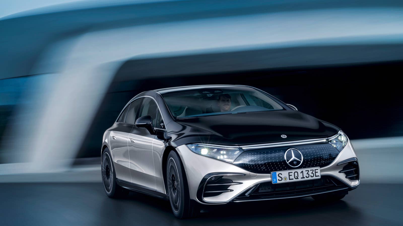 Mercedes-EQ, EQS 580 4MATIC, Exterieur, Farbe: hightechsilber/obsidianschwarz, AMG-Line, Edition 1;( Stromverbrauch kombiniert: 20,0-16,9 kWh/100 km; CO2-Emissionen kombiniert: 0 g/km) // Mercedes-EQ, EQS 580 4MATIC, Exterior, colour: high-tech silver/obsidian black, AMG-Line, Edition 1; (combined electrical consumption: 20.0-16.9 kWh/100 km; combined CO2 emissions: 0 g/km)