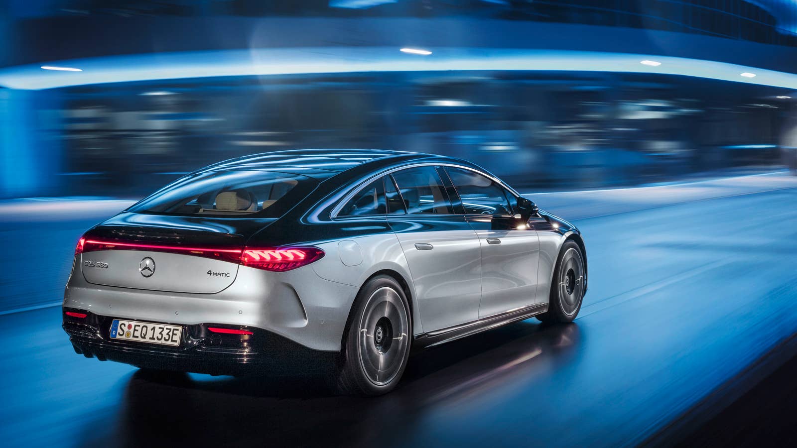 Mercedes-EQ, EQS 580 4MATIC, Exterieur, Farbe: hightechsilber/obsidianschwarz, AMG-Line, Edition 1;( Stromverbrauch kombiniert: 20,0-16,9 kWh/100 km; CO2-Emissionen kombiniert: 0 g/km) // Mercedes-EQ, EQS 580 4MATIC, Exterior, colour: high-tech silver/obsidian black, AMG-Line, Edition 1; (combined electrical consumption: 20.0-16.9 kWh/100 km; combined CO2 emissions: 0 g/km)