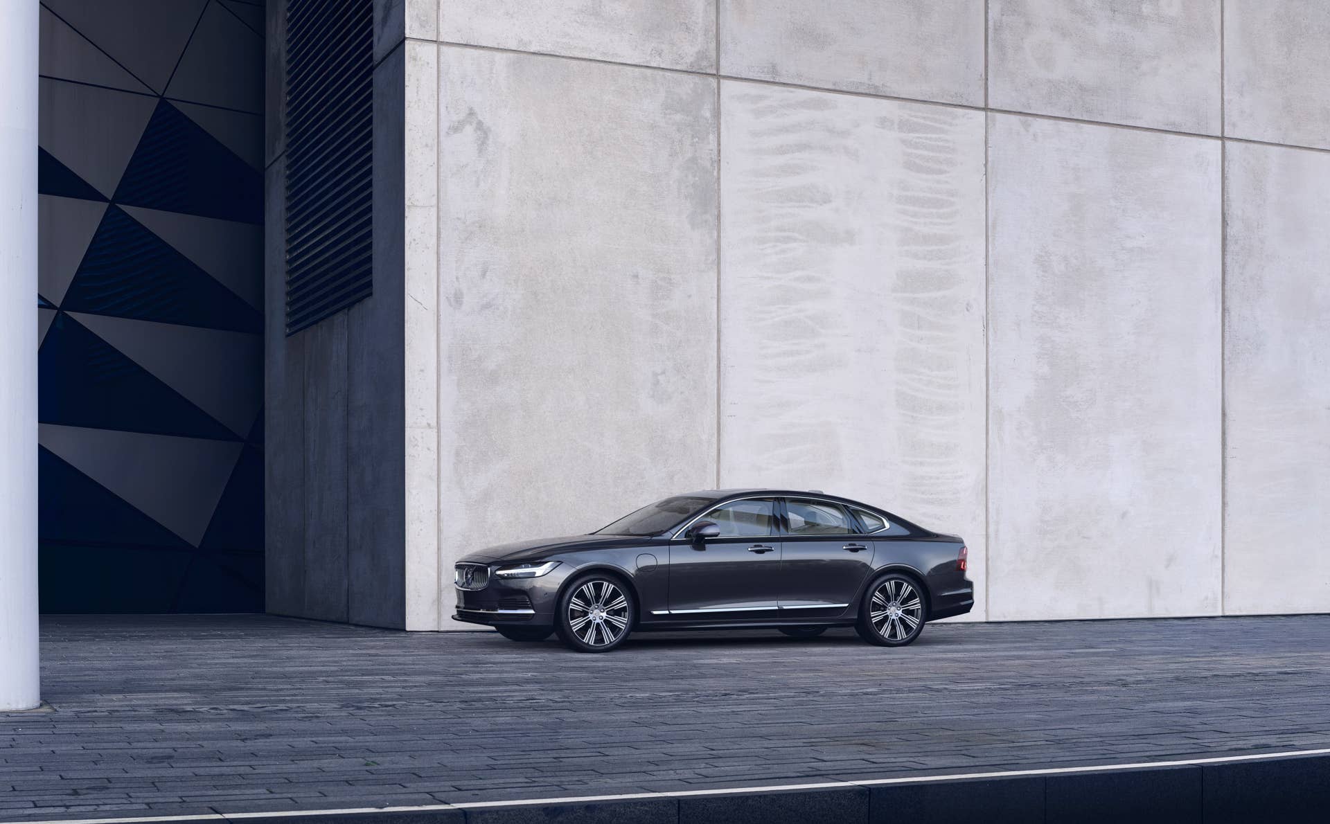 The refreshed Volvo S90 Recharge T8 plug-in hybrid in Platinum Grey