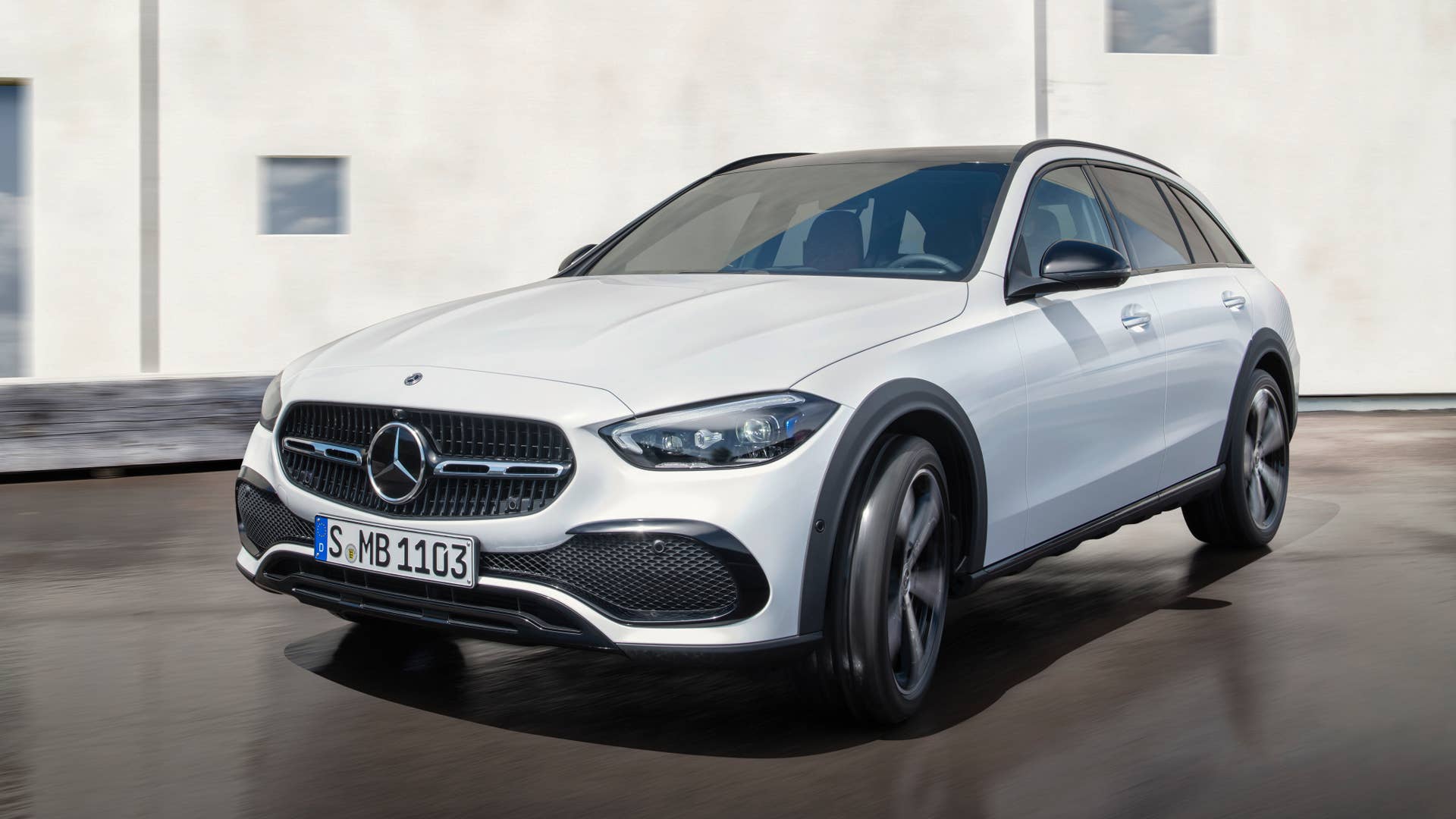 Mercedes-Benz C-Klasse All Terrain; Exterieur: MANUFAKTUR opalithweiß bright, AVANTGARDE, Night-Paket; Interieur: Leder sienabraun Mercedes-Benz C-Class All Terrain; exterior: MANUFAKTUR opalite white bright, AVANTGARDE, Night package; interior: leather sienna brown