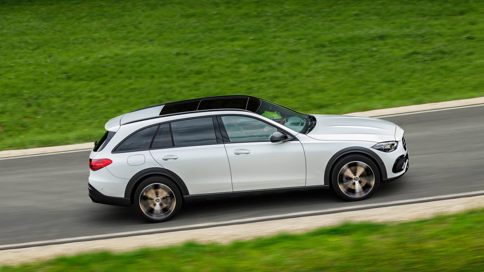 Mercedes-Benz C-Klasse All Terrain; Exterieur: MANUFAKTUR opalithweiß bright, AVANTGARDE, Night-Paket; Interieur: Leder sienabraun Mercedes-Benz C-Class All Terrain; exterior: MANUFAKTUR opalite white bright, AVANTGARDE, Night package; interior: leather sienna brown