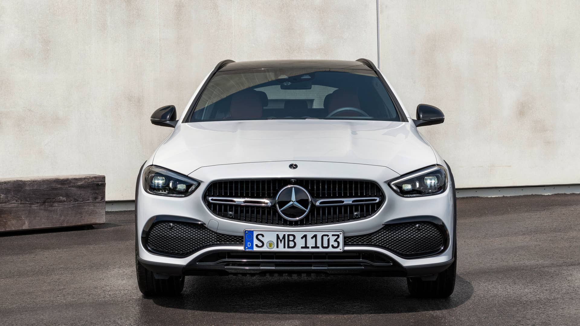 Mercedes-Benz C-Klasse All Terrain; Exterieur: MANUFAKTUR opalithweiß bright, AVANTGARDE, Night-Paket; Interieur: Leder sienabraun Mercedes-Benz C-Class All Terrain; exterior: MANUFAKTUR opalite white bright, AVANTGARDE, Night package; interior: leather sienna brown