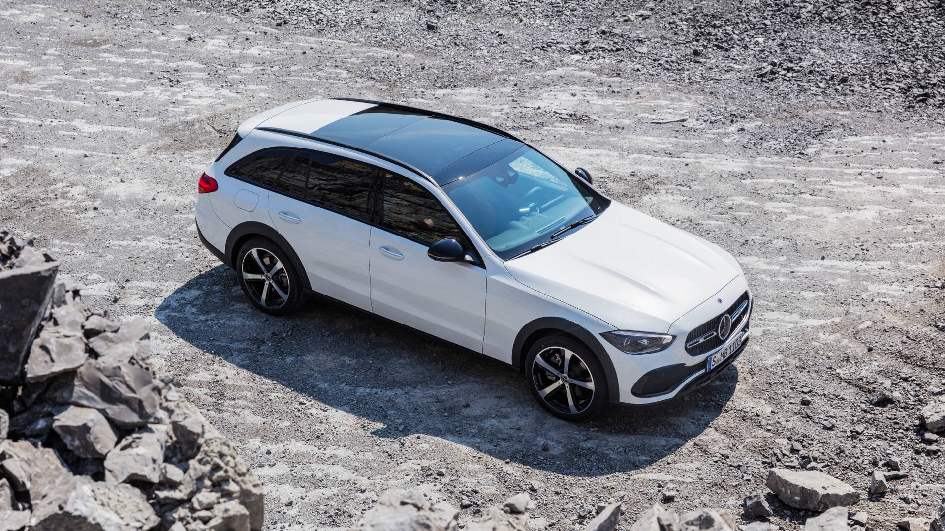 Mercedes-Benz C-Klasse All Terrain; Exterieur: MANUFAKTUR opalithweiß bright, AVANTGARDE, Night-Paket; Interieur: Leder sienabraun Mercedes-Benz C-Class All Terrain; exterior: MANUFAKTUR opalite white bright, AVANTGARDE, Night package; interior: leather sienna brown