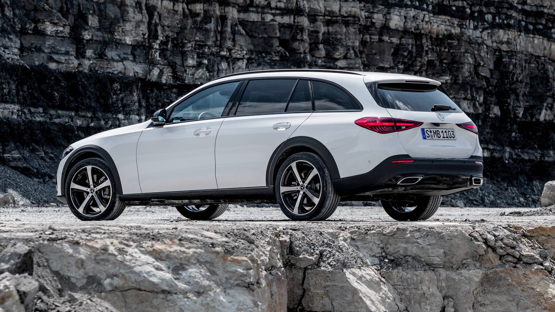 Mercedes-Benz C-Klasse All Terrain; Exterieur: MANUFAKTUR opalithweiß bright, AVANTGARDE, Night-Paket; Interieur: Leder sienabraun Mercedes-Benz C-Class All Terrain; exterior: MANUFAKTUR opalite white bright, AVANTGARDE, Night package; interior: leather siennabrown
