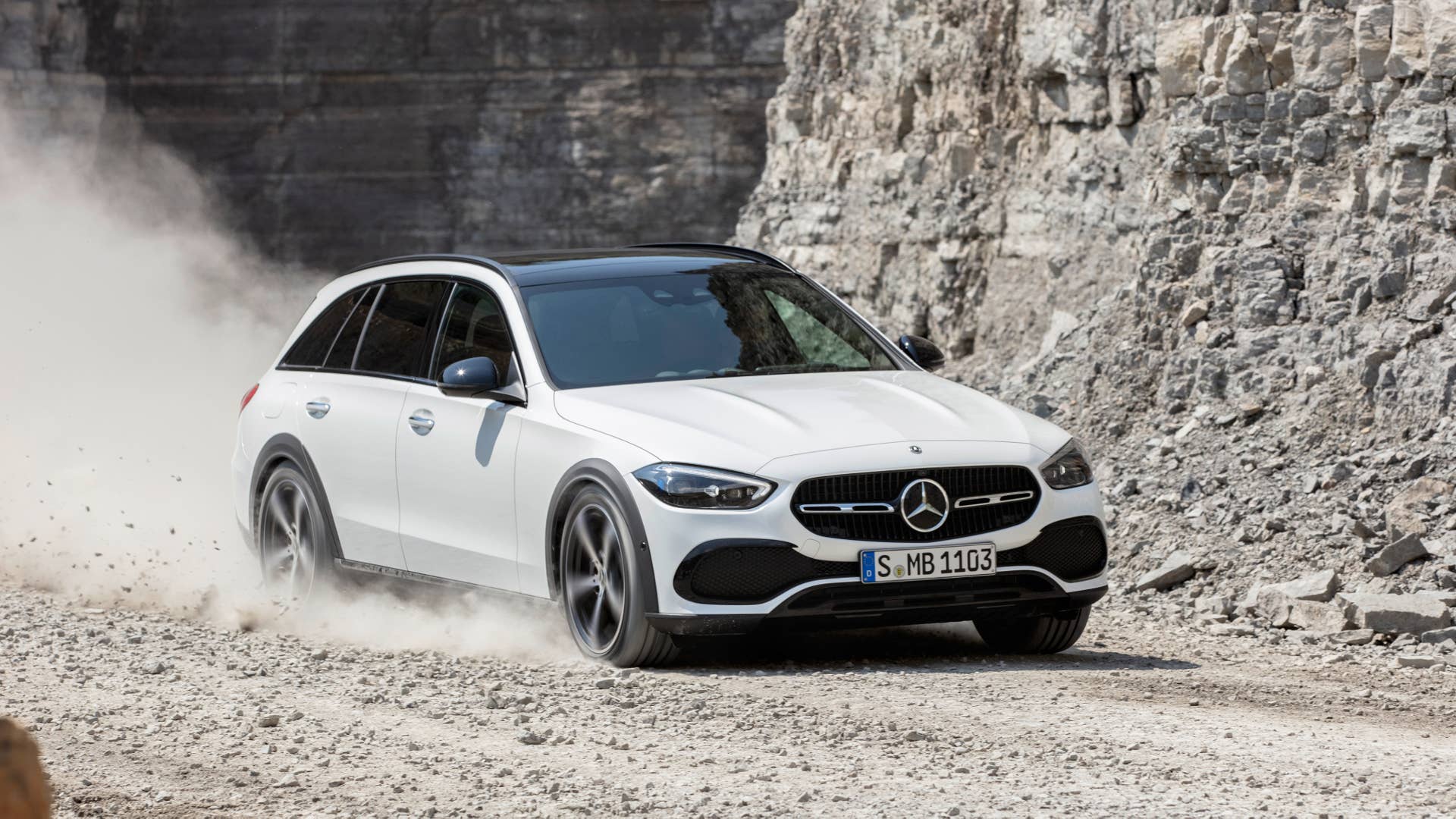 Mercedes-Benz C-Klasse All Terrain; Exterieur: MANUFAKTUR opalithweiß bright, AVANTGARDE, Night-Paket; Interieur: Leder sienabraun Mercedes-Benz C-Class All Terrain; exterior: MANUFAKTUR opalite white bright, AVANTGARDE, Night package; interior: leather sienna brown
