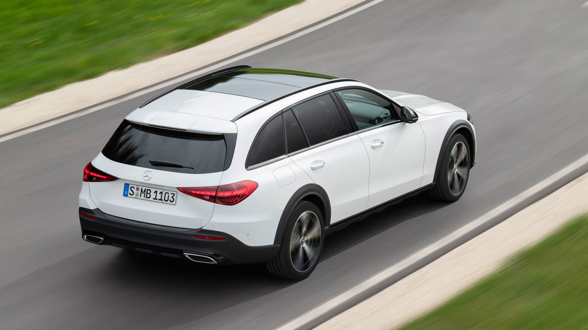 Mercedes-Benz C-Klasse All Terrain; Exterieur: MANUFAKTUR opalithweiß bright, AVANTGARDE, Night-Paket; Interieur: Leder sienabraun Mercedes-Benz C-Class All Terrain; exterior: MANUFAKTUR opalite white bright, AVANTGARDE, Night package; interior: leather sienna brown