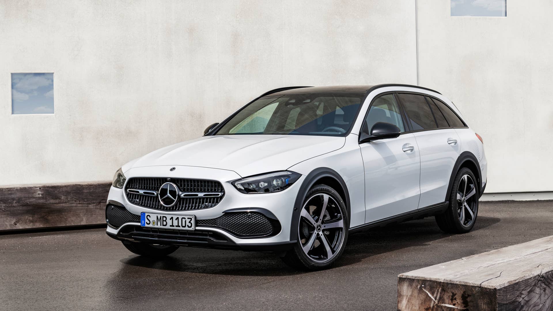 Mercedes-Benz C-Klasse All Terrain; Exterieur: MANUFAKTUR opalithweiß bright, AVANTGARDE, Night-Paket; Interieur: Leder sienabraun Mercedes-Benz C-Class All Terrain; exterior: MANUFAKTUR opalite white bright, AVANTGARDE, Night package; interior: leather sienna brown