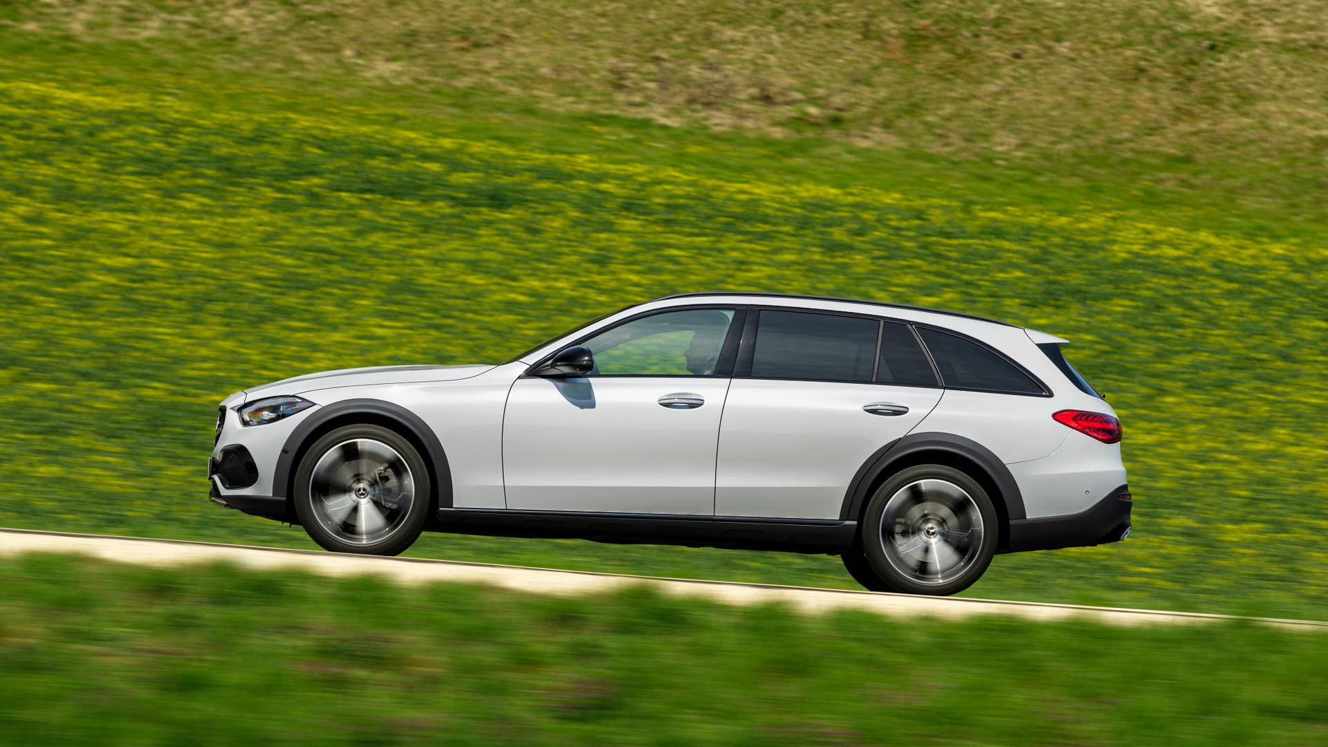 Mercedes-Benz C-Klasse All Terrain; Exterieur: MANUFAKTUR opalithweiß bright, AVANTGARDE, Night-Paket; Interieur: Leder sienabraun Mercedes-Benz C-Class All Terrain; exterior: MANUFAKTUR opalite white bright, AVANTGARDE, Night package; interior: leather sienna brown