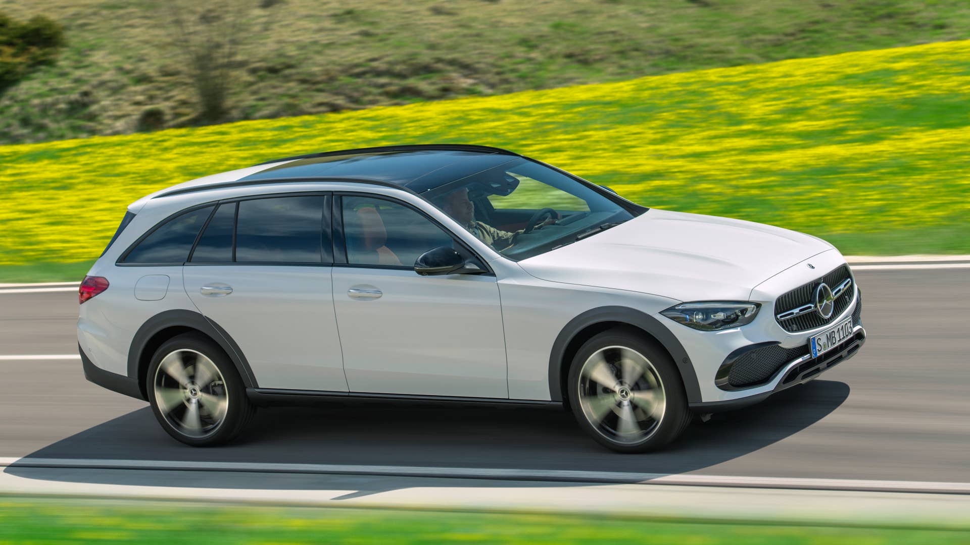 Mercedes-Benz C-Klasse All Terrain; Exterieur: MANUFAKTUR opalithweiß bright, AVANTGARDE, Night-Paket; Interieur: Leder sienabraun Mercedes-Benz C-Class All Terrain; exterior: MANUFAKTUR opalite white bright, AVANTGARDE, Night package; interior: leather sienna brown