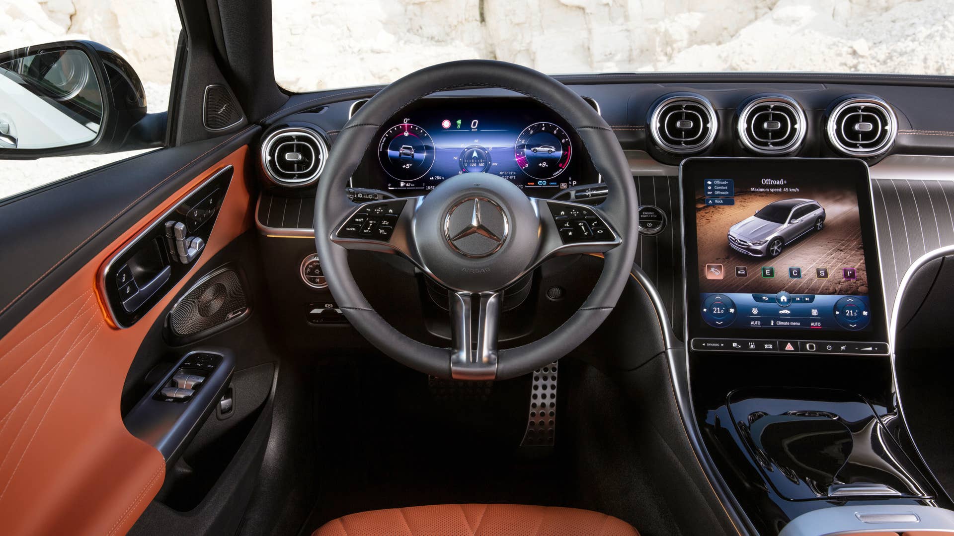 Mercedes-Benz C-Klasse All Terrain; Exterieur: MANUFAKTUR opalithweiß bright, AVANTGARDE, Night-Paket; Interieur: Leder sienabraun Mercedes-Benz C-Class All Terrain; exterior: MANUFAKTUR opalite white bright, AVANTGARDE, Night package; interior: leather sienna brown