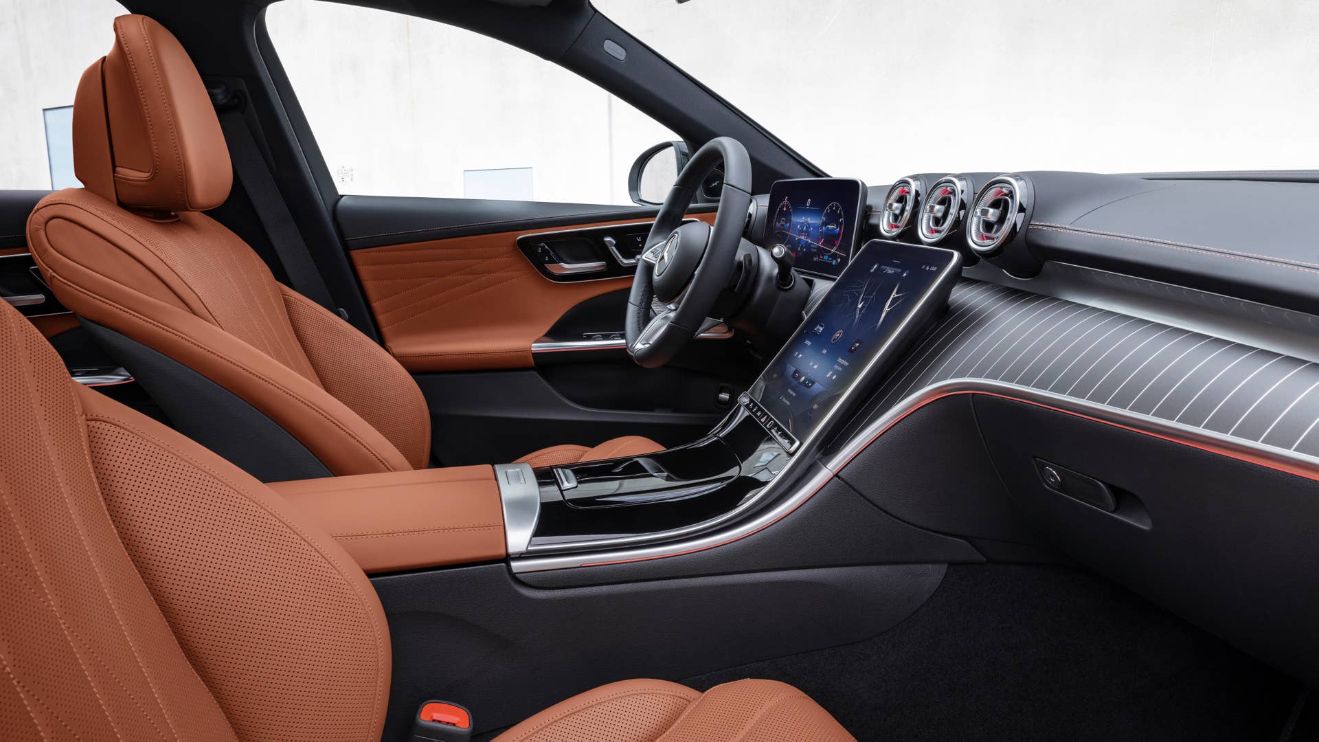 Mercedes-Benz C-Klasse All Terrain; Exterieur: MANUFAKTUR opalithweiß bright, AVANTGARDE, Night-Paket; Interieur: Leder sienabraun Mercedes-Benz C-Class All Terrain; exterior: MANUFAKTUR opalite white bright, AVANTGARDE, Night package; interior: leather sienna brown