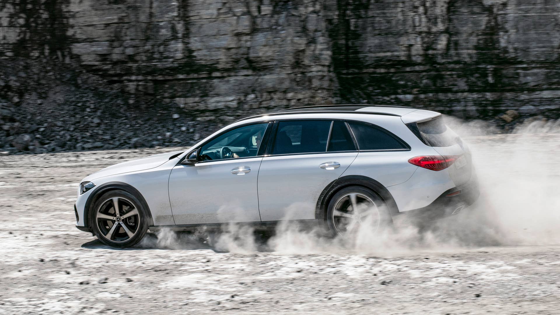 Mercedes-Benz C-Klasse All Terrain; Exterieur: MANUFAKTUR opalithweiß bright, AVANTGARDE, Night-Paket; Interieur: Leder sienabraun Mercedes-Benz C-Class All Terrain; exterior: MANUFAKTUR opalite white bright, AVANTGARDE, Night package; interior: leather sienna brown