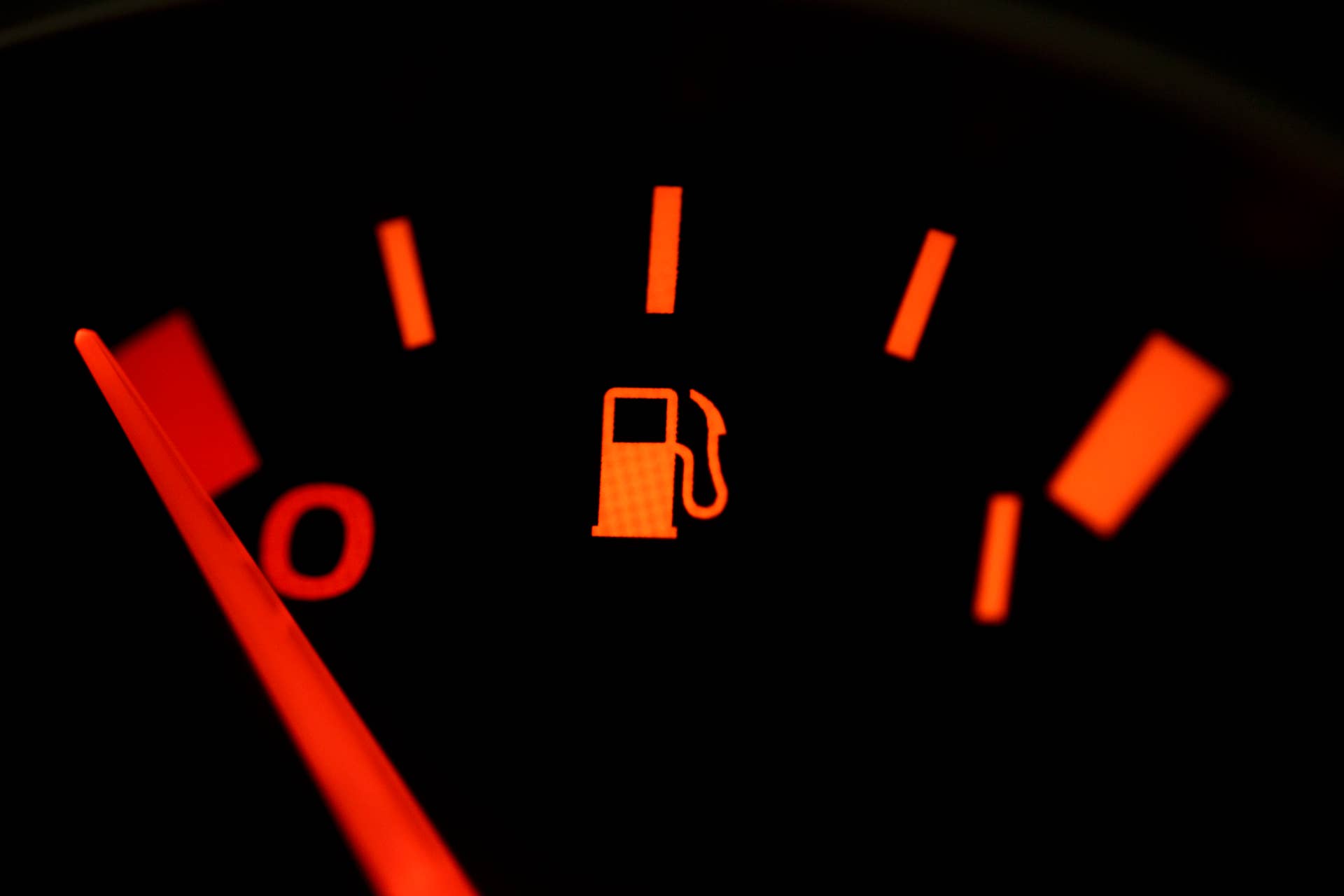 BERLIN, GERMANY - DECEMBER 02: Close-up of a fuel gauge indicating an empty gas tank on December 02, 2013, in Berlin, Germany. Photo by Thomas Trutschel/Photothek via Getty Images)***Local Caption***