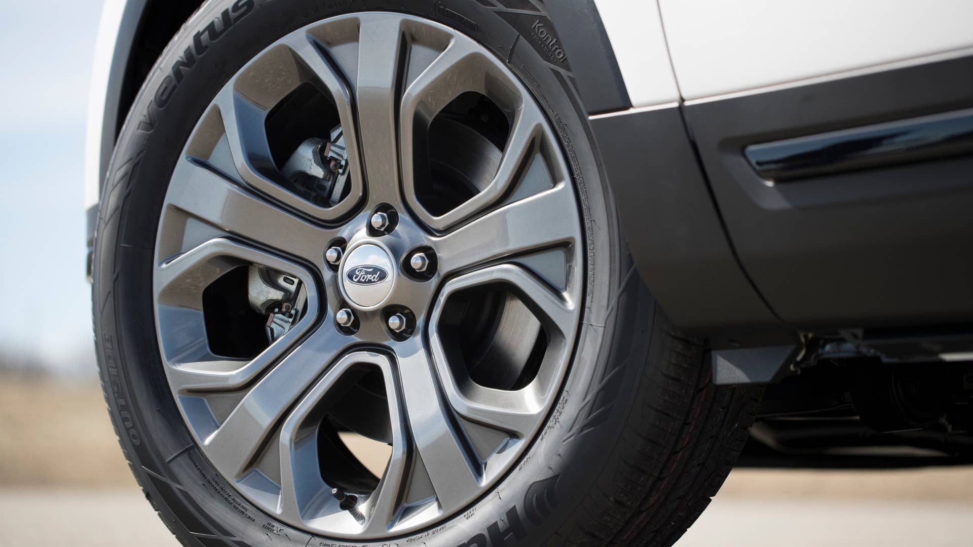 2018 Ford Explorer Sport wheel