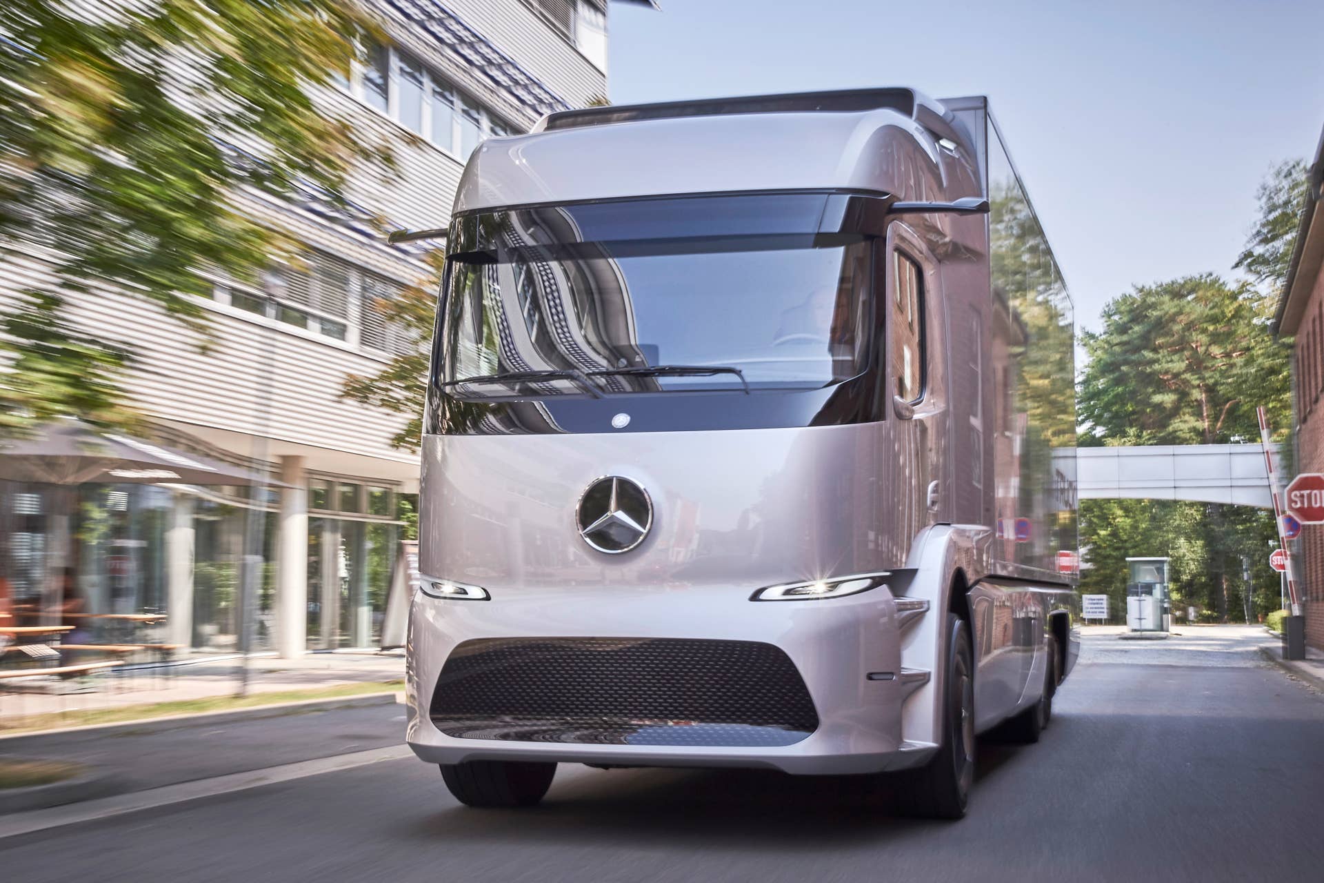 Kleinserie 2017: vollelektrischer Mercedes-Benz Urban eTruck im Kundeneinsatz. Technische Daten: Mercedes-Benz Urban eTruck, Exterieur, Silver Arrow metallic, dreiachsiger Verteiler-Lkw, 2 x 125 kW, 2 x 500 Nm, 3 Module Lithium-Ionen-Batterien, Gesamtkapazität: 212 kWh, elektrisch angetriebene Hinterachse, Reichweite: bis zu 200 km, zul. Gesamtgewicht: 25 t, Zuladung 12,8 t, schwerer Verteilerverkehr, flüsterleise und emissionsfrei, Testflotte ; Small series 2017: all-electric Mercedes-Benz Urban eTruck for customer trial. Technical Data: Mercedes-Benz Urban eTruck, Exterior, silver arrow metallic, three-axle short-radius distribution truck, 2 x 125 kW, 2 x 500 Nm, 3 modules of lithium-ion batteries, total capacity: 212 kWh, electrically driven rear axle, operating range: up to 200 km, permissible gross vehicle weight: 25 t, heavy-duty truck, zero emissions, quiet as a whisper and with a payload of 12.8 t, test fleet.;