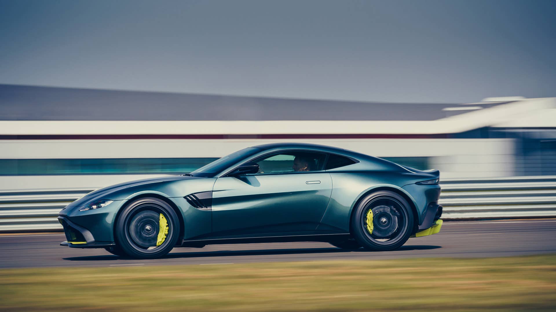 Aston Martin Vantage AMR