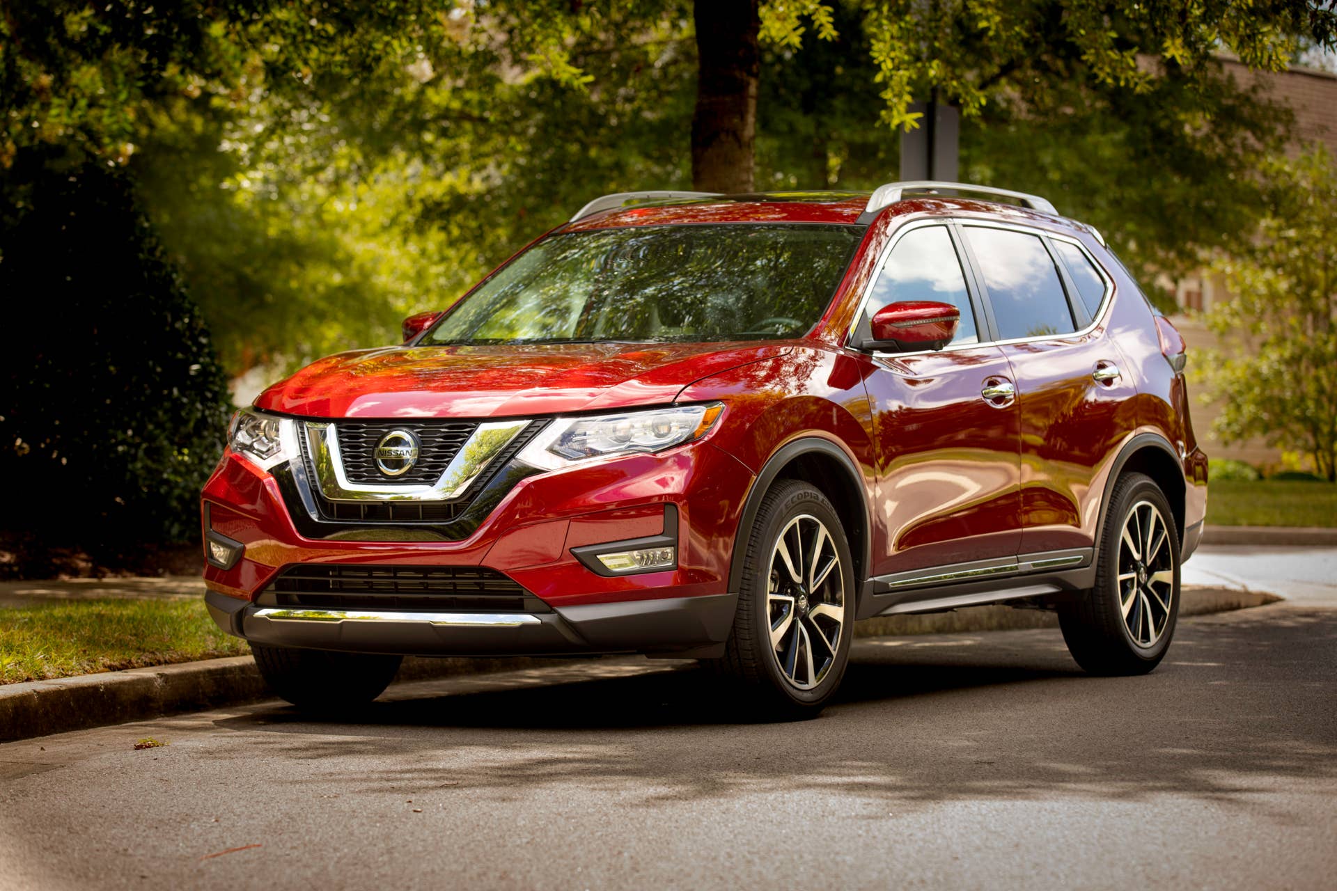 Every 2019 Rogue features NissanConnectSM featuring Apple CarPlayâ¢ and Android Autoâ¢, with a 7.0-inch color touch-screen display. Rogue exterior highlights include body-color heated outside mirrors with available integrated turn signals, a rear spoiler, privacy glass and roof rails.