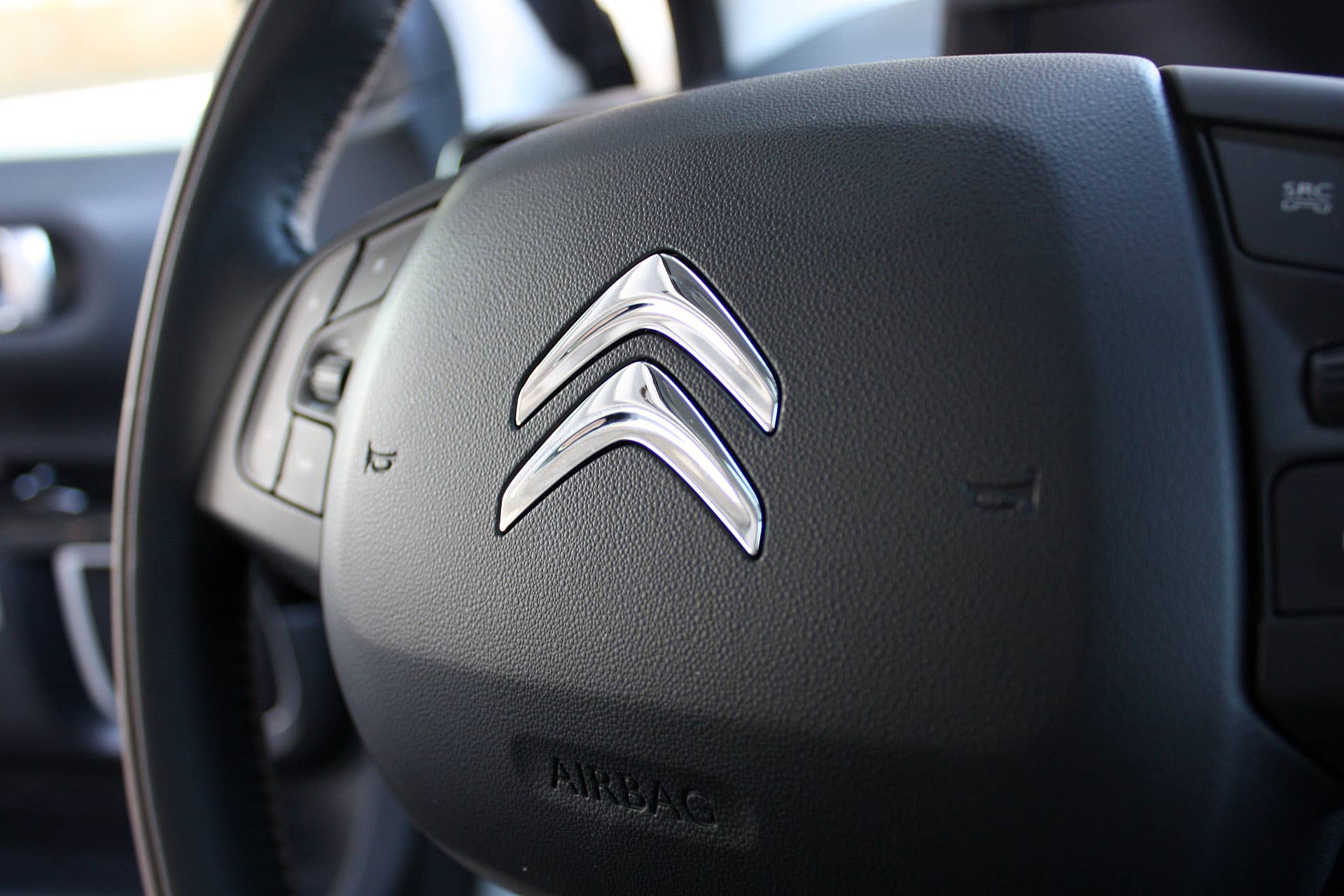 2015 Citroën C4 Cactus steering wheel detail