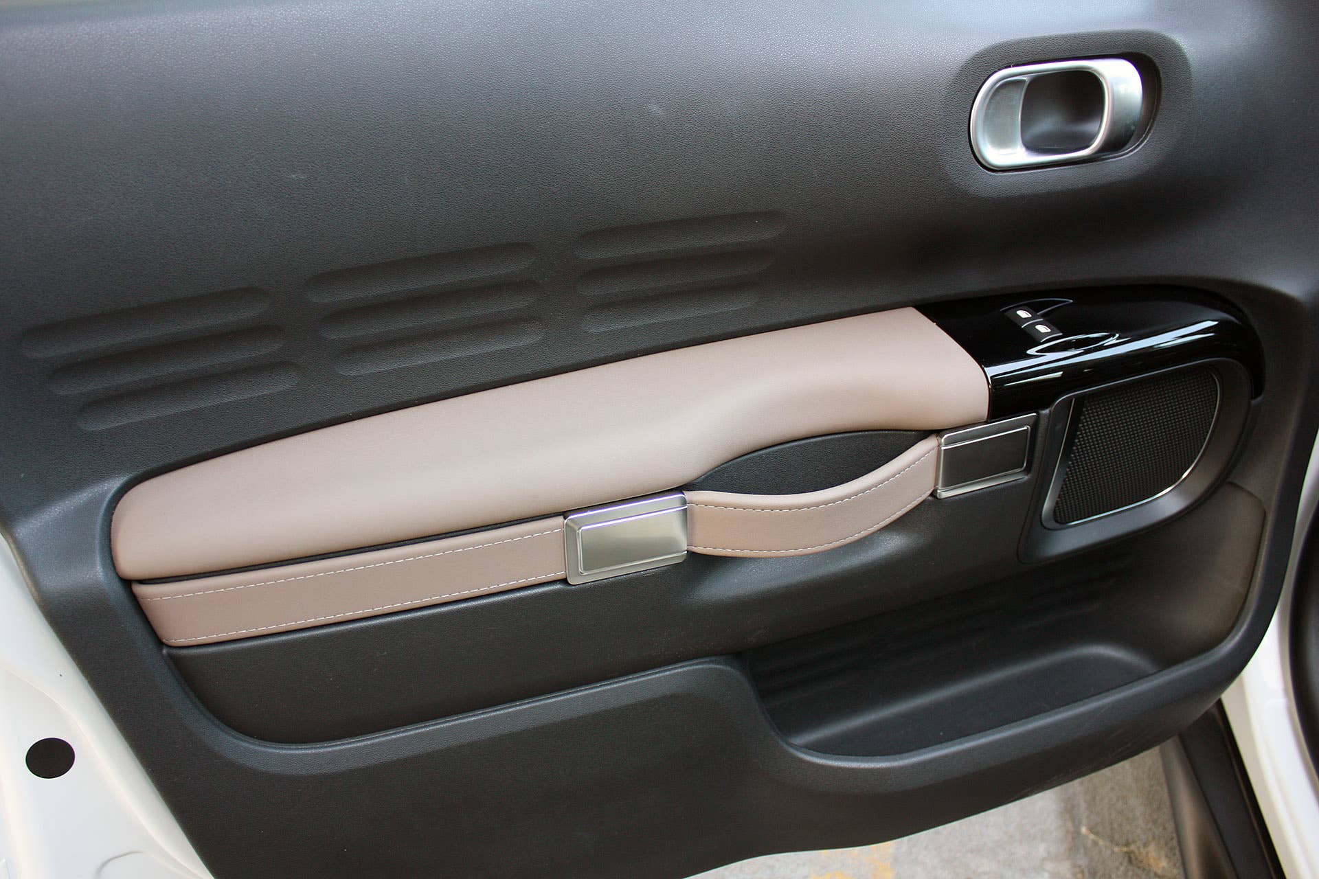 2015 Citroën C4 Cactus door