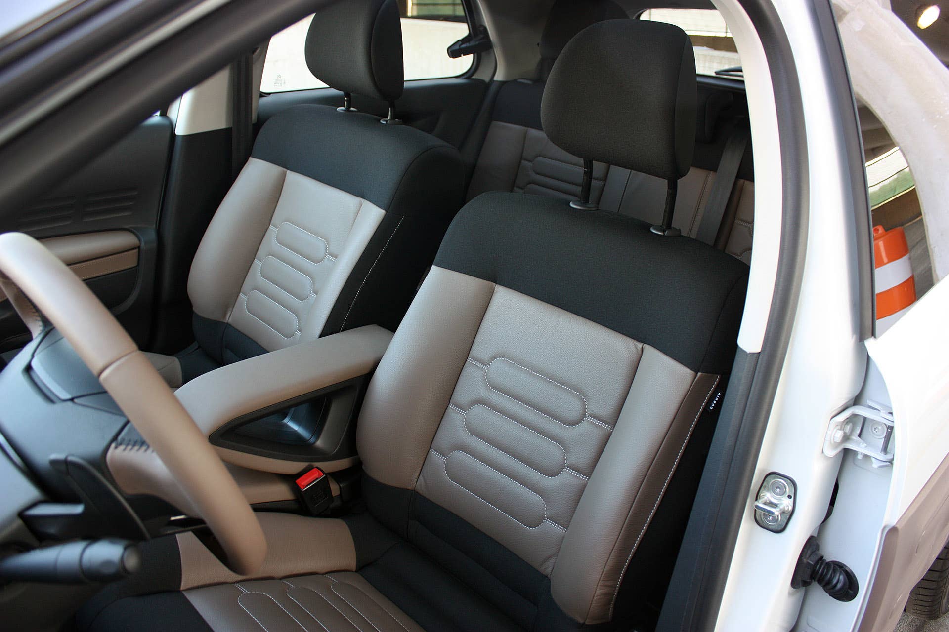 2015 Citroën C4 Cactus front seats