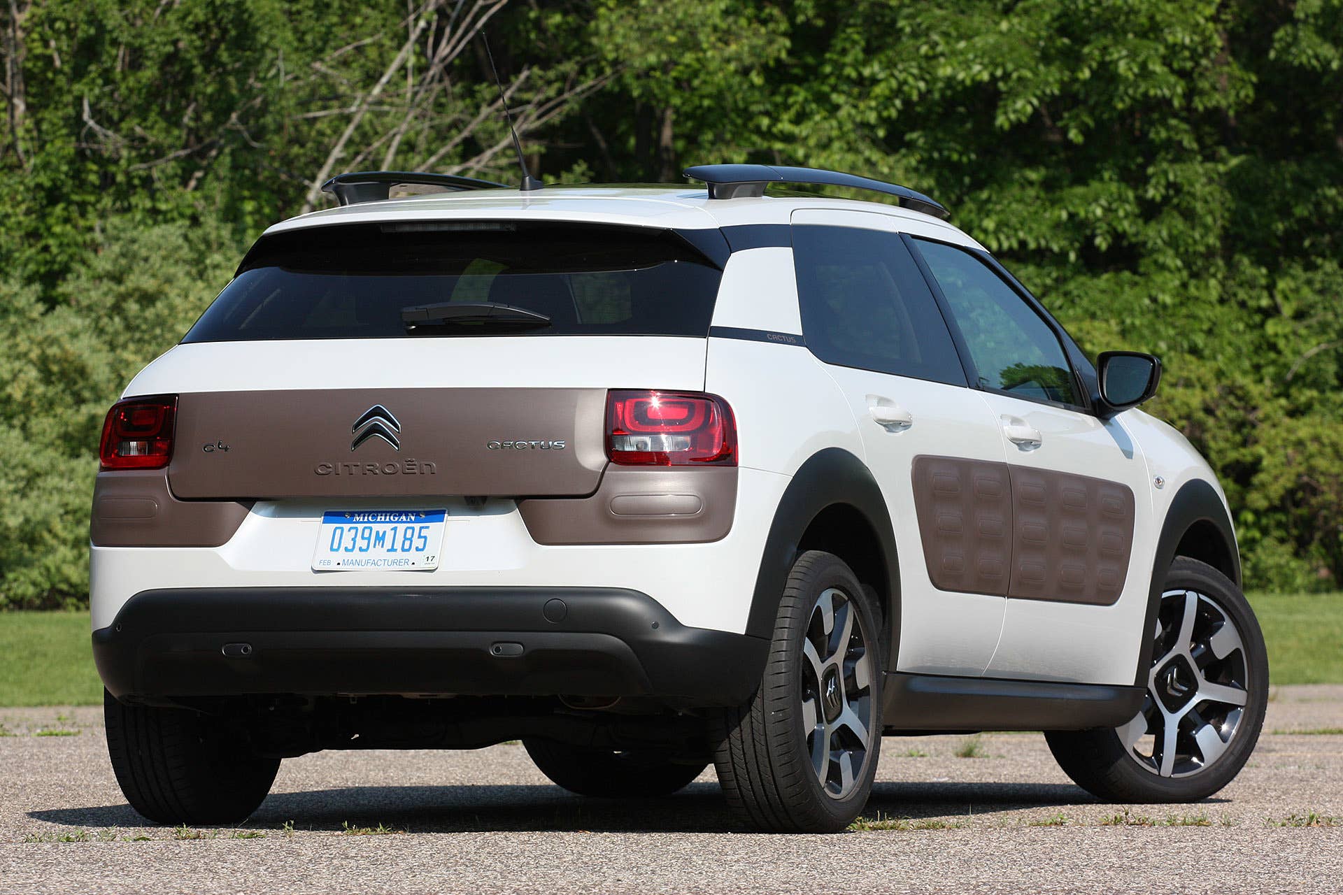 2015 Citroën C4 Cactus rear 3/4 view