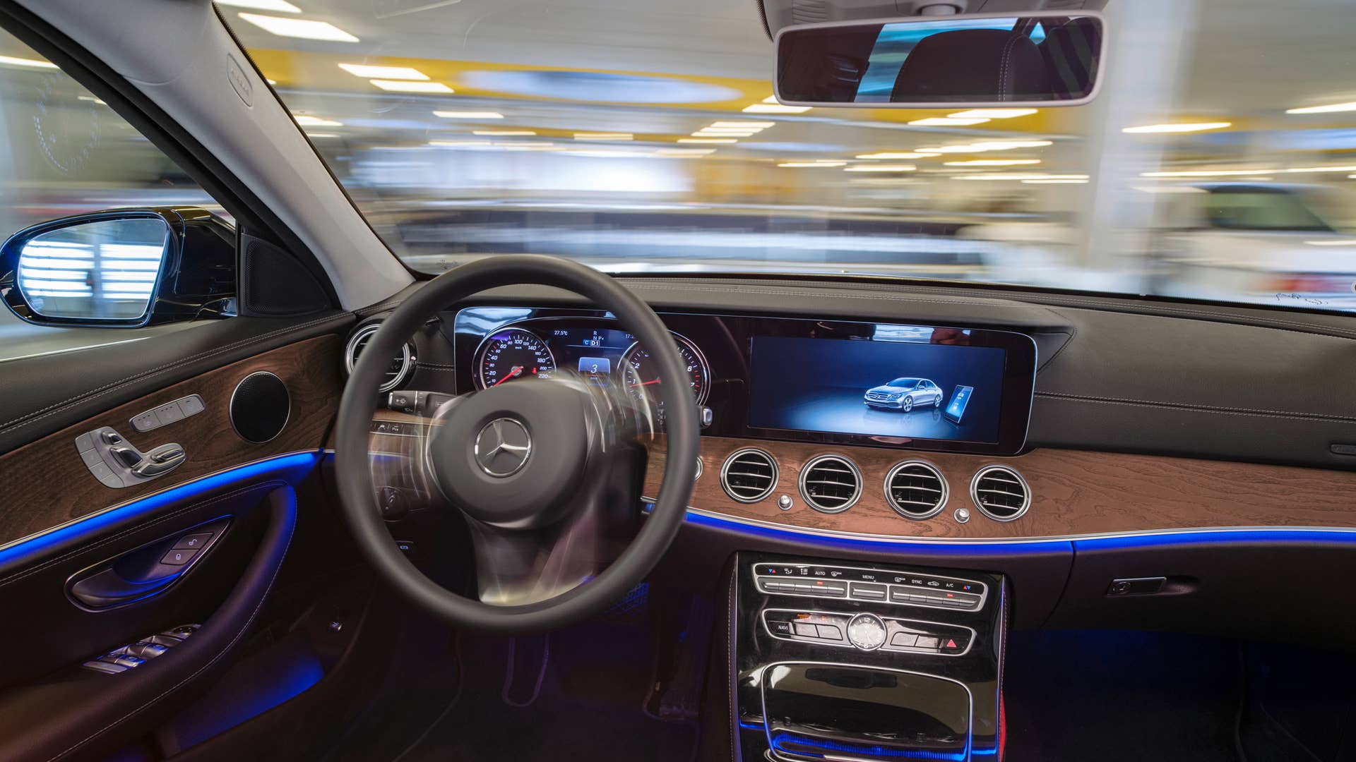 Fahrerloses Parken im realen Verkehr: Weltpremiere im Parkhaus des Mercedes-Benz Museums. Per Smartphone-Befehl fahren Autos fahrerlos in einen zugewiesenen Stellplatz, ohne dass der Fahrer das Manöver noch überwachen muss. Möglich wird das fahrerlose Parken mithilfe einer intelligenten Parkhaus-Infrastruktur von Bosch im Zusammenspiel mit der Fahrzeugtechnik von Mercedes-Benz. Driverless parking in real-life traffic: World premiere in the multi-storey car park of the Mercedes-Benz Museum. Cars proceed without a driver to an assigned parking space in response to a command issued by smartphone, without any need for the driver to supervise the manoeuvre. Driverless parking is made possible by an intelligent multi-storey car park infrastructure from Bosch in conjunction with the vehicle technology from Mercedes-Benz.