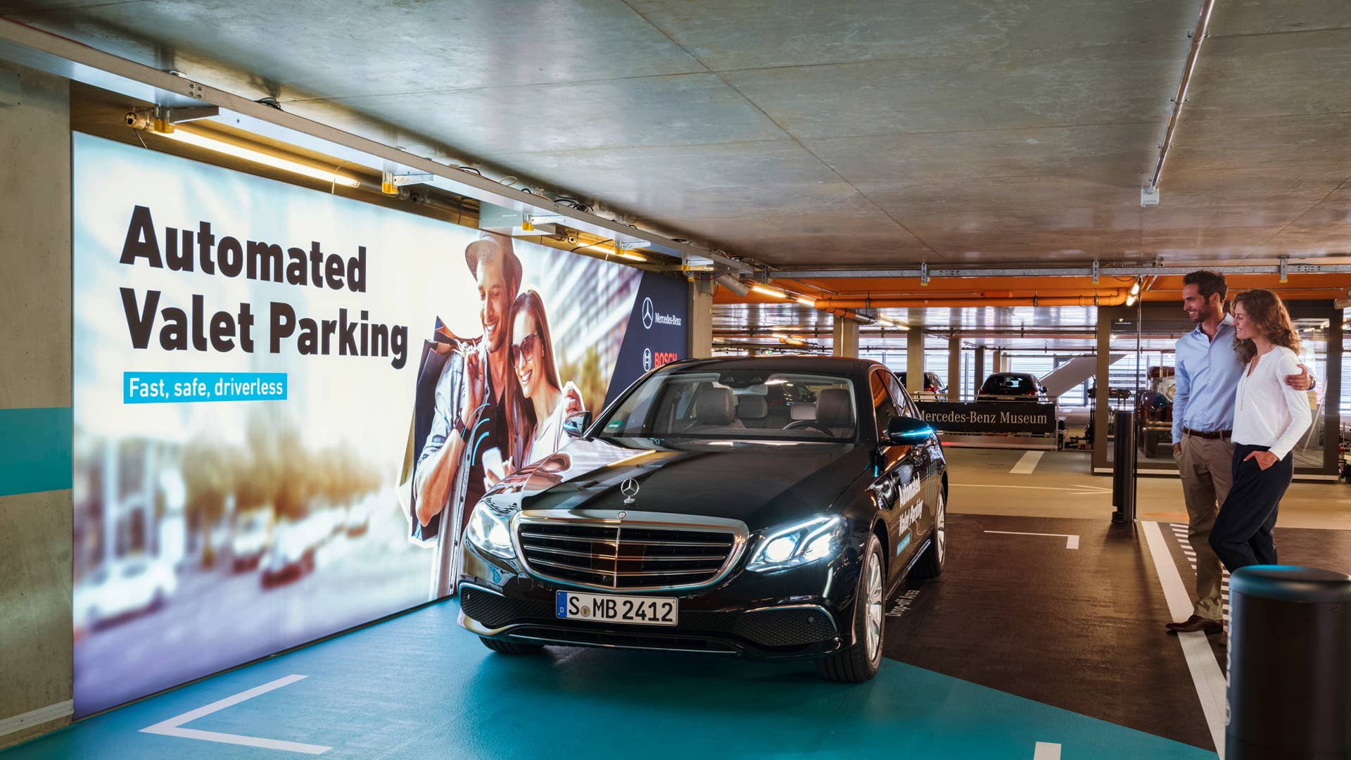 Fahrerloses Parken im realen Verkehr: Weltpremiere im Parkhaus des Mercedes-Benz Museums. Per Smartphone-Befehl fahren Autos fahrerlos in einen zugewiesenen Stellplatz, ohne dass der Fahrer das Manöver noch überwachen muss. Möglich wird das fahrerlose Parken mithilfe einer intelligenten Parkhaus-Infrastruktur von Bosch im Zusammenspiel mit der Fahrzeugtechnik von Mercedes-Benz. Driverless parking in real-life traffic: World premiere in the multi-storey car park of the Mercedes-Benz Museum. Cars proceed without a driver to an assigned parking space in response to a command issued by smartphone, without any need for the driver to supervise the manoeuvre. Driverless parking is made possible by an intelligent multi-storey car park infrastructure from Bosch in conjunction with the vehicle technology from Mercedes-Benz.