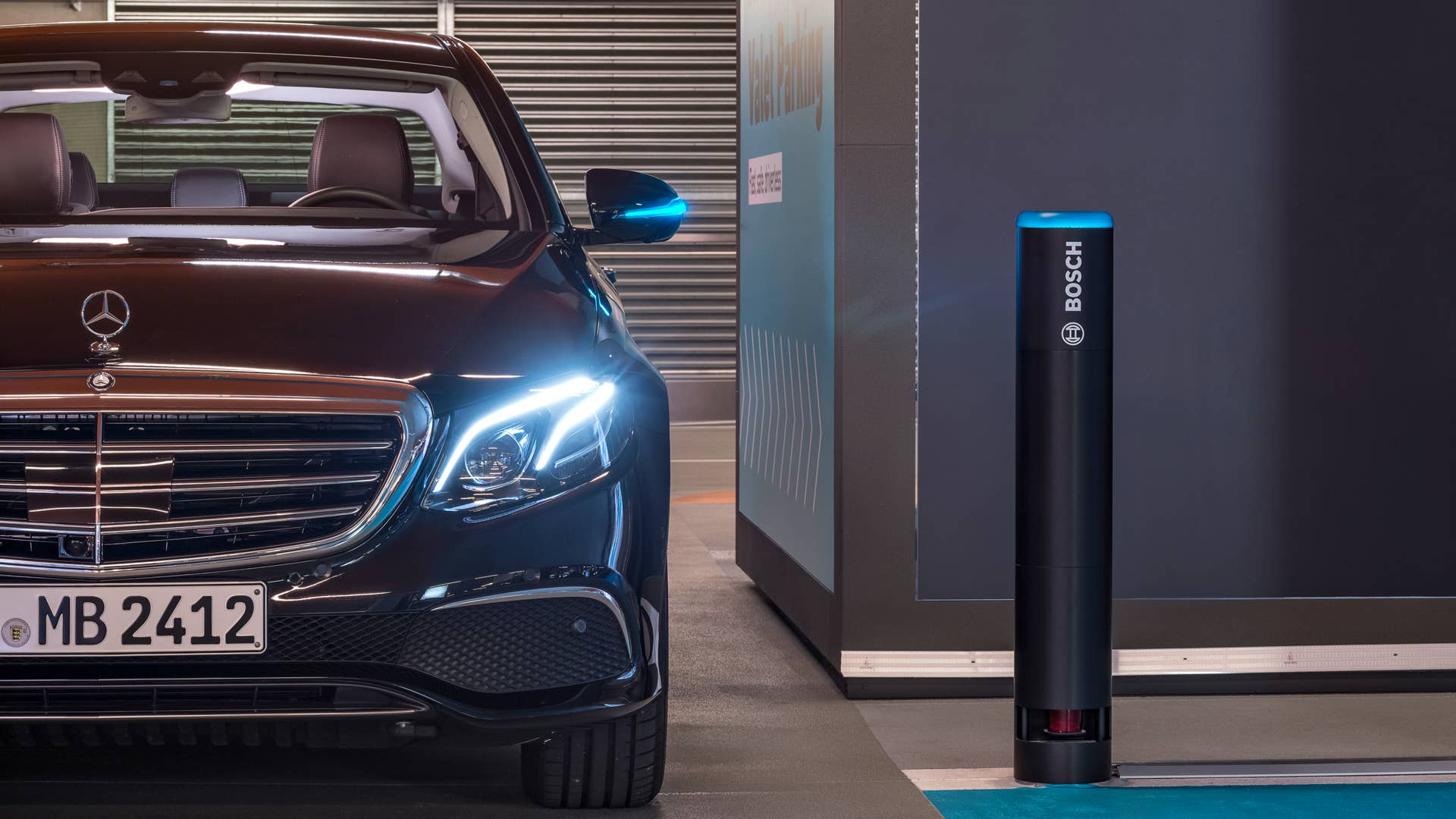 Fahrerloses Parken im realen Verkehr: Weltpremiere im Parkhaus des Mercedes-Benz Museums. Per Smartphone-Befehl fahren Autos fahrerlos in einen zugewiesenen Stellplatz, ohne dass der Fahrer das Manöver noch überwachen muss. Möglich wird das fahrerlose Parken mithilfe einer intelligenten Parkhaus-Infrastruktur von Bosch im Zusammenspiel mit der Fahrzeugtechnik von Mercedes-Benz. Driverless parking in real-life traffic: World premiere in the multi-storey car park of the Mercedes-Benz Museum. Cars proceed without a driver to an assigned parking space in response to a command issued by smartphone, without any need for the driver to supervise the manoeuvre. Driverless parking is made possible by an intelligent multi-storey car park infrastructure from Bosch in conjunction with the vehicle technology from Mercedes-Benz.