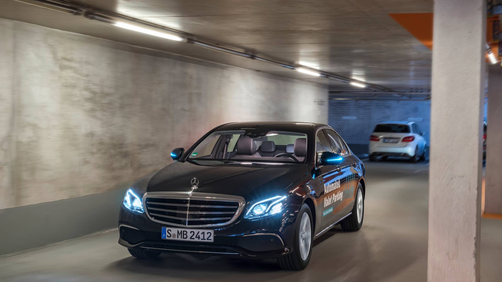 Fahrerloses Parken im realen Verkehr: Weltpremiere im Parkhaus des Mercedes-Benz Museums. Per Smartphone-Befehl fahren Autos fahrerlos in einen zugewiesenen Stellplatz, ohne dass der Fahrer das Manöver noch überwachen muss. Möglich wird das fahrerlose Parken mithilfe einer intelligenten Parkhaus-Infrastruktur von Bosch im Zusammenspiel mit der Fahrzeugtechnik von Mercedes-Benz. Driverless parking in real-life traffic: World premiere in the multi-storey car park of the Mercedes-Benz Museum. Cars proceed without a driver to an assigned parking space in response to a command issued by smartphone, without any need for the driver to supervise the manoeuvre. Driverless parking is made possible by an intelligent multi-storey car park infrastructure from Bosch in conjunction with the vehicle technology from Mercedes-Benz.