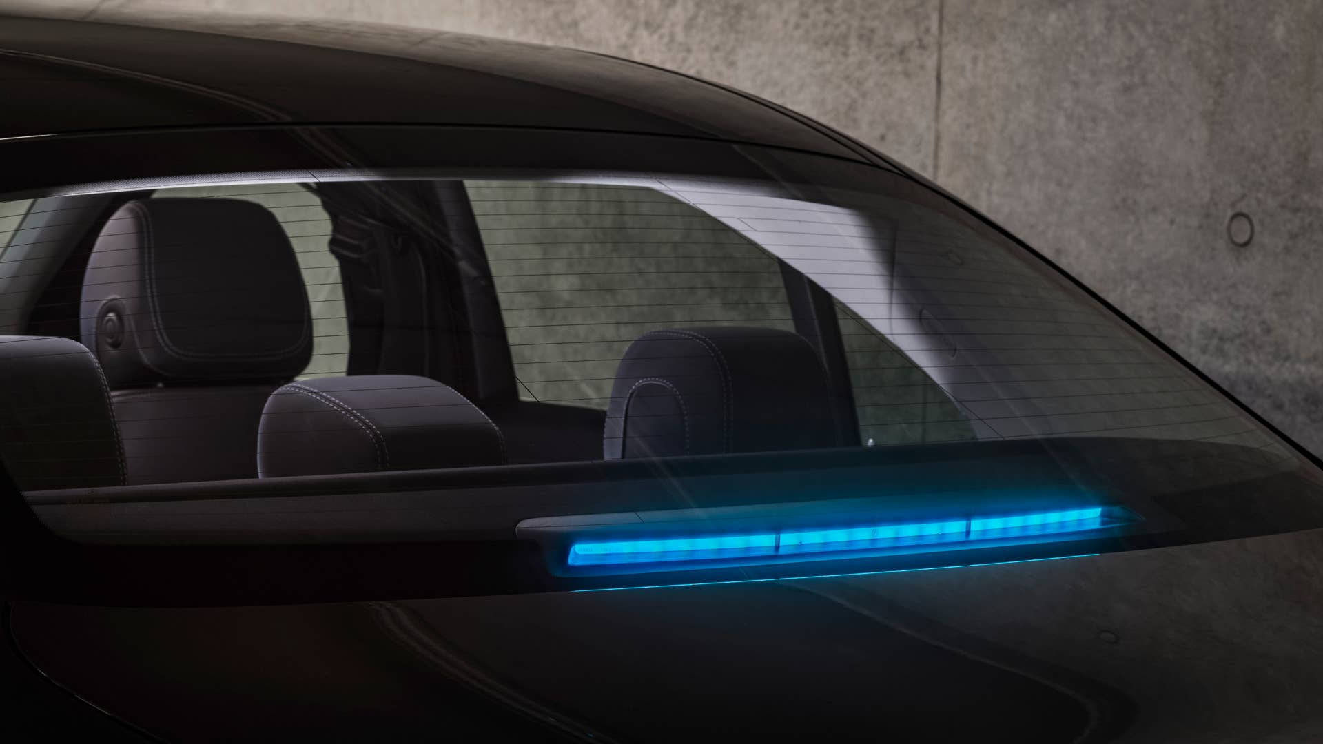 Fahrerloses Parken im realen Verkehr: Weltpremiere im Parkhaus des Mercedes-Benz Museums Die türkisfarbene Außenbeleuchtung des Fahrzeuges dient der Außenkommunikation mit anderen Verkehrsteilnehmern. Driverless parking in real-life traffic: World premiere in the multi-storey car park of the Mercedes-Benz Museum. The turquoise exterior lighting of the vehicle is used for external communication with other road users.