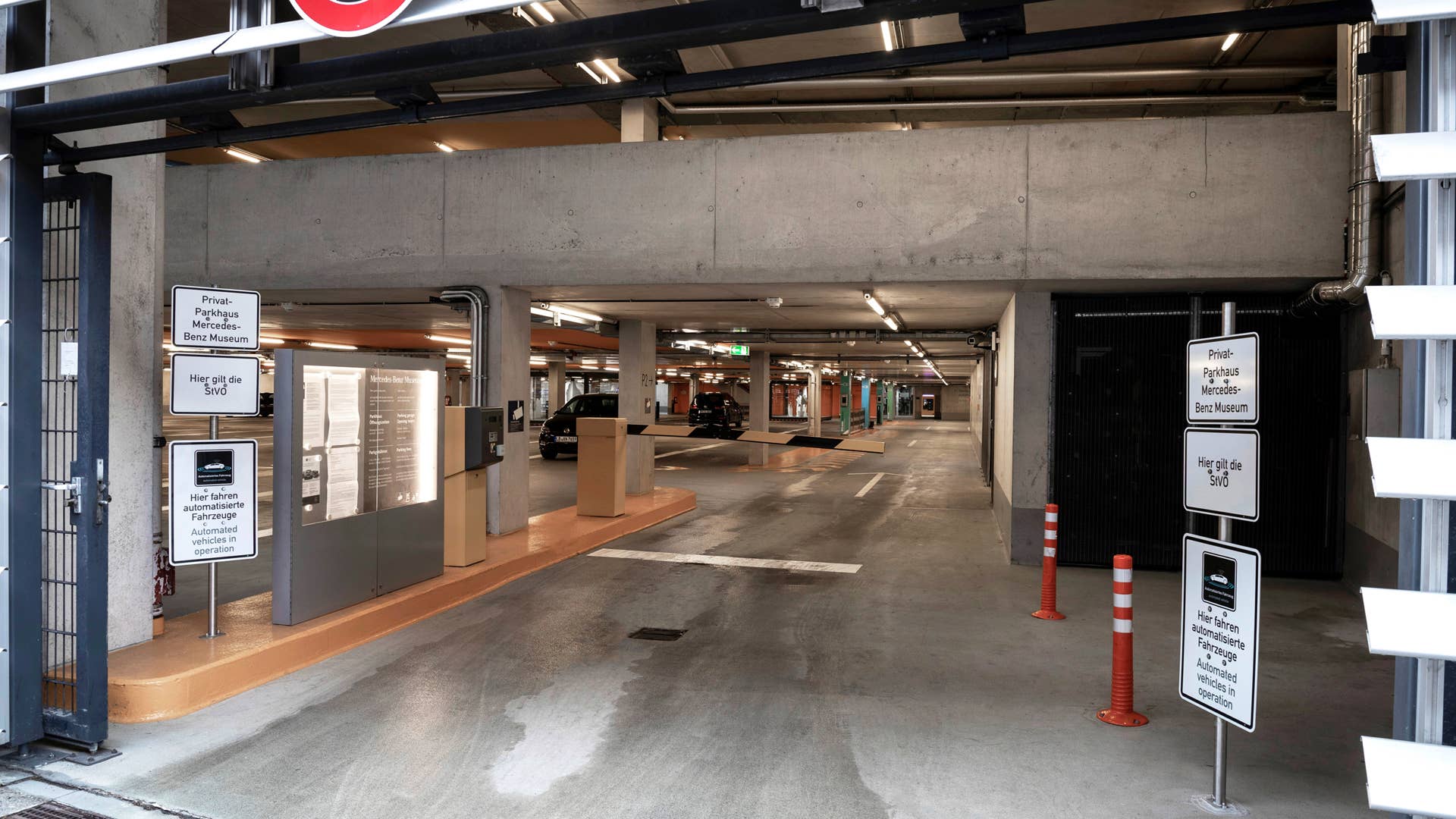 Vollautomatisierte und fahrerlose Parkfunktion (SAE Level 4): Daimler und Bosch haben einen Meilenstein auf dem Weg zum automatisierten Fahren erreicht: Für das automatisierte Parksystem im Parkhaus des Mercedes-Benz Museums in Stuttgart haben die beiden Unternehmen jetzt die Freigabe der zuständigen Behörden in Baden-Württemberg erhalten. Fully-automated and driverless parking function (SAE Level 4): Daimler and Bosch have reached a milestone on the way to automated driving: the two companies have now received approval from the responsible authorities in Baden-Württemberg for the automated parking system in the multi-storey car park at the Mercedes-Benz Muse um in Stuttgart.