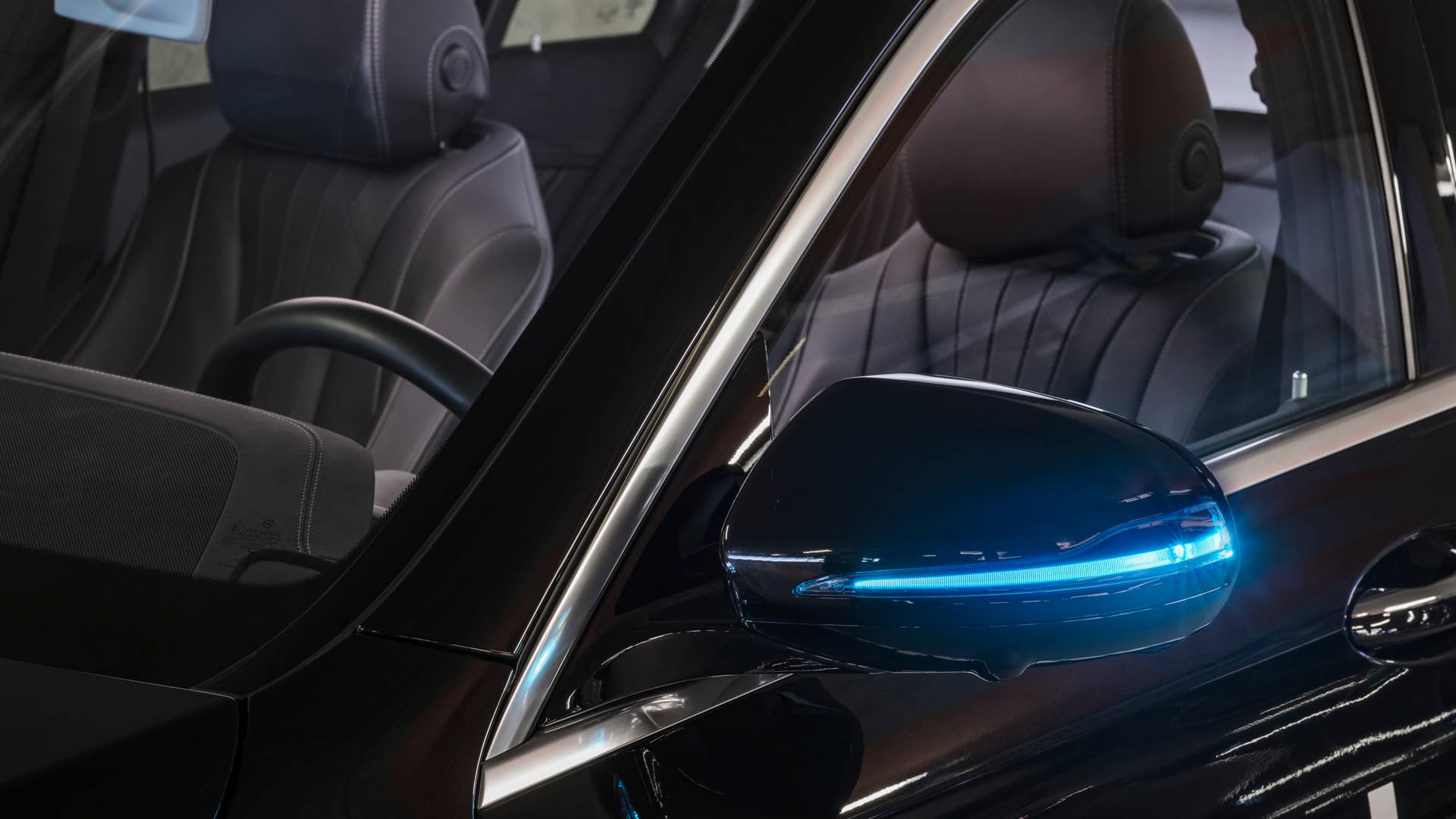 Fahrerloses Parken im realen Verkehr: Weltpremiere im Parkhaus des Mercedes-Benz Museums Die türkisfarbene Außenbeleuchtung des Fahrzeuges dient der Außenkommunikation mit anderen Verkehrsteilnehmern. Driverless parking in real-life traffic: World premiere in the multi-storey car park of the Mercedes-Benz Museum. The turquoise exterior lighting of the vehicle is used for external communication with other road users.